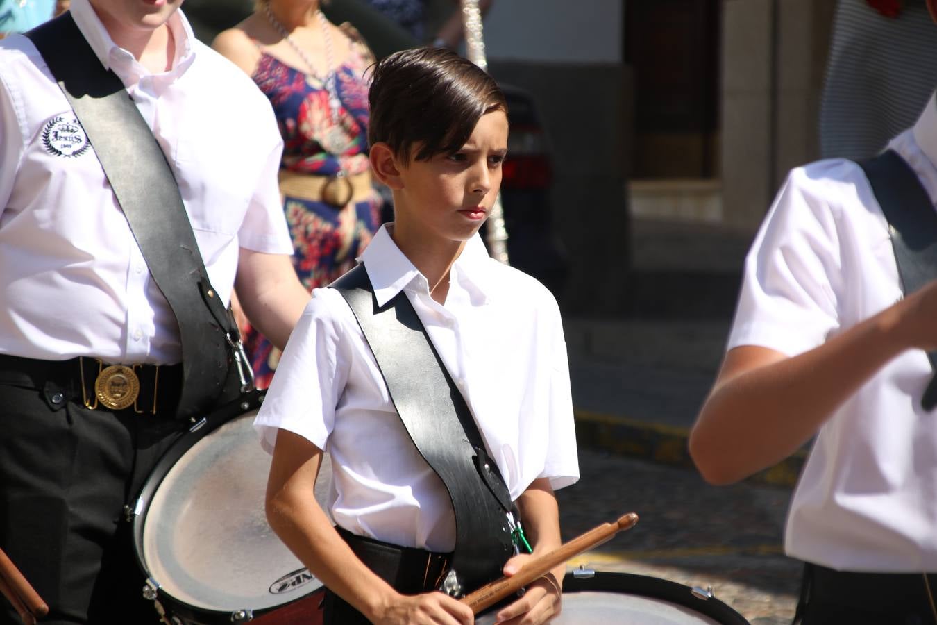 El popular 'Barrio Alto' vuelve, un año más, a lucir engalanado con motivo de la festividad de San Bartolomé, patrón de Jerez de los Caballeros. Ayer, vivía la primera jornada de su tradicional «velá» en la que el «diablo» fue el principal protagonista. Esta mañana, la fiesta continuaba con la procesión y los juegos populares. Autoridades civiles y religiosas, miembros de las diferentes hermandades y cofradías del municipio, la Agrupación Musical 'Nuestro Padre Jesús Nazareno', la Asociación Musical Jerez de los Caballeros y numerosos vecinos han acompañado a las imágenes de San Bartolomé y la Virgen del Reposo entre vítores. Mientras, los más pequeños han disfrutado con los juegos populares y las actividades acuáticas.