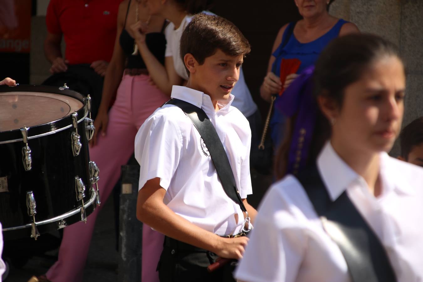 El popular 'Barrio Alto' vuelve, un año más, a lucir engalanado con motivo de la festividad de San Bartolomé, patrón de Jerez de los Caballeros. Ayer, vivía la primera jornada de su tradicional «velá» en la que el «diablo» fue el principal protagonista. Esta mañana, la fiesta continuaba con la procesión y los juegos populares. Autoridades civiles y religiosas, miembros de las diferentes hermandades y cofradías del municipio, la Agrupación Musical 'Nuestro Padre Jesús Nazareno', la Asociación Musical Jerez de los Caballeros y numerosos vecinos han acompañado a las imágenes de San Bartolomé y la Virgen del Reposo entre vítores. Mientras, los más pequeños han disfrutado con los juegos populares y las actividades acuáticas.