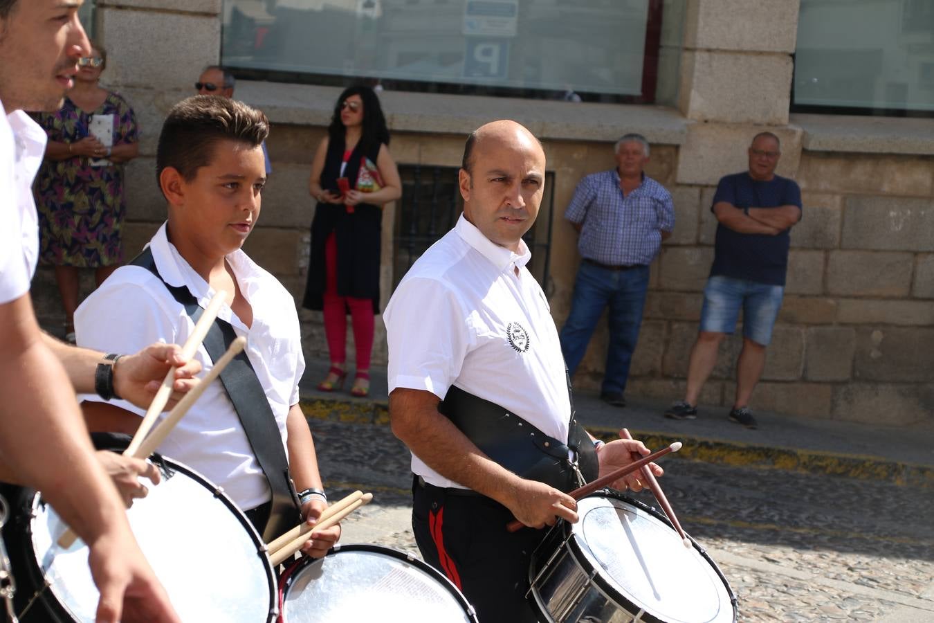 El popular 'Barrio Alto' vuelve, un año más, a lucir engalanado con motivo de la festividad de San Bartolomé, patrón de Jerez de los Caballeros. Ayer, vivía la primera jornada de su tradicional «velá» en la que el «diablo» fue el principal protagonista. Esta mañana, la fiesta continuaba con la procesión y los juegos populares. Autoridades civiles y religiosas, miembros de las diferentes hermandades y cofradías del municipio, la Agrupación Musical 'Nuestro Padre Jesús Nazareno', la Asociación Musical Jerez de los Caballeros y numerosos vecinos han acompañado a las imágenes de San Bartolomé y la Virgen del Reposo entre vítores. Mientras, los más pequeños han disfrutado con los juegos populares y las actividades acuáticas.
