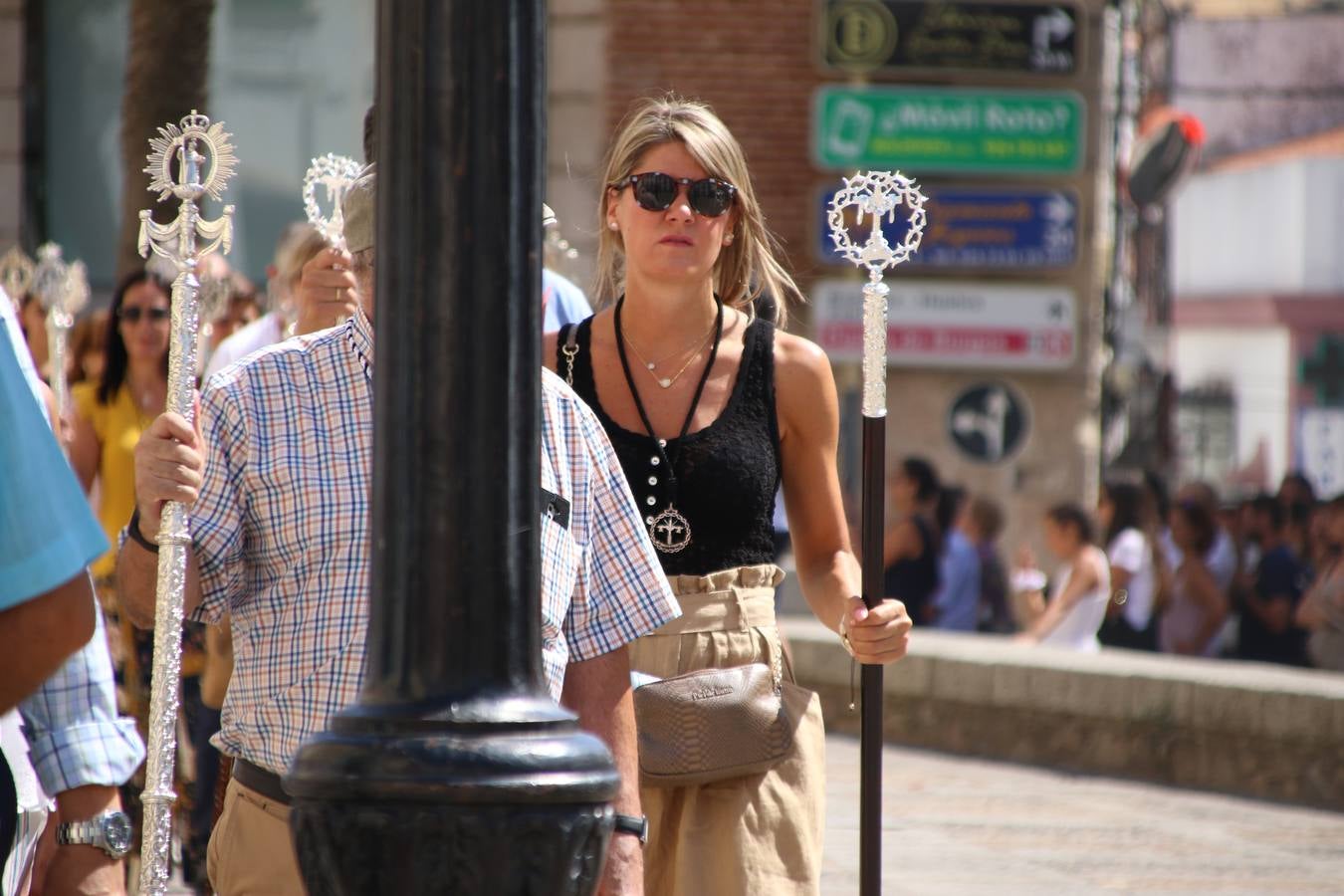 El popular 'Barrio Alto' vuelve, un año más, a lucir engalanado con motivo de la festividad de San Bartolomé, patrón de Jerez de los Caballeros. Ayer, vivía la primera jornada de su tradicional «velá» en la que el «diablo» fue el principal protagonista. Esta mañana, la fiesta continuaba con la procesión y los juegos populares. Autoridades civiles y religiosas, miembros de las diferentes hermandades y cofradías del municipio, la Agrupación Musical 'Nuestro Padre Jesús Nazareno', la Asociación Musical Jerez de los Caballeros y numerosos vecinos han acompañado a las imágenes de San Bartolomé y la Virgen del Reposo entre vítores. Mientras, los más pequeños han disfrutado con los juegos populares y las actividades acuáticas.