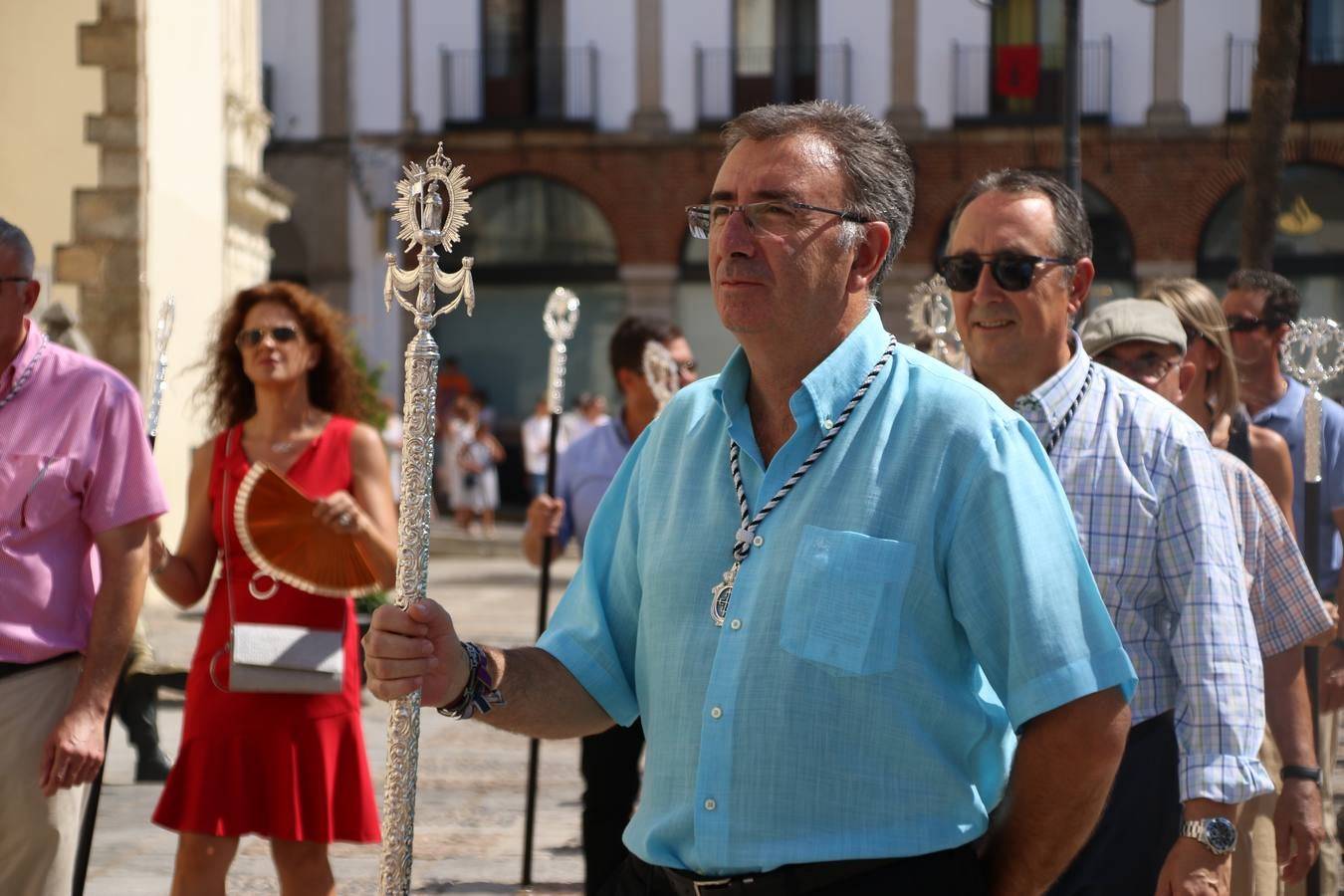 El popular 'Barrio Alto' vuelve, un año más, a lucir engalanado con motivo de la festividad de San Bartolomé, patrón de Jerez de los Caballeros. Ayer, vivía la primera jornada de su tradicional «velá» en la que el «diablo» fue el principal protagonista. Esta mañana, la fiesta continuaba con la procesión y los juegos populares. Autoridades civiles y religiosas, miembros de las diferentes hermandades y cofradías del municipio, la Agrupación Musical 'Nuestro Padre Jesús Nazareno', la Asociación Musical Jerez de los Caballeros y numerosos vecinos han acompañado a las imágenes de San Bartolomé y la Virgen del Reposo entre vítores. Mientras, los más pequeños han disfrutado con los juegos populares y las actividades acuáticas.