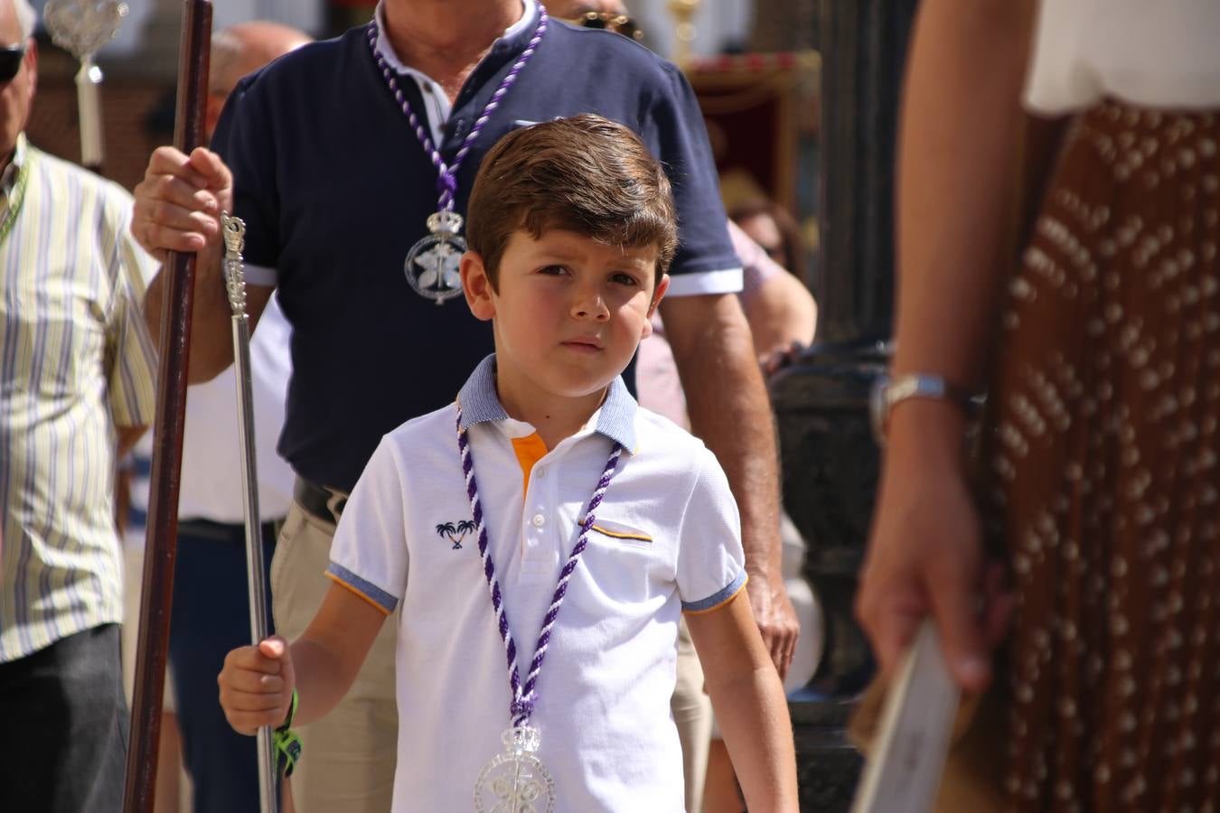 El popular 'Barrio Alto' vuelve, un año más, a lucir engalanado con motivo de la festividad de San Bartolomé, patrón de Jerez de los Caballeros. Ayer, vivía la primera jornada de su tradicional «velá» en la que el «diablo» fue el principal protagonista. Esta mañana, la fiesta continuaba con la procesión y los juegos populares. Autoridades civiles y religiosas, miembros de las diferentes hermandades y cofradías del municipio, la Agrupación Musical 'Nuestro Padre Jesús Nazareno', la Asociación Musical Jerez de los Caballeros y numerosos vecinos han acompañado a las imágenes de San Bartolomé y la Virgen del Reposo entre vítores. Mientras, los más pequeños han disfrutado con los juegos populares y las actividades acuáticas.