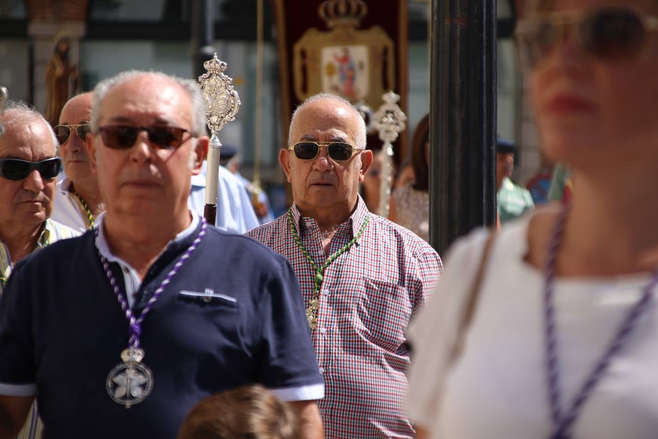 El popular 'Barrio Alto' vuelve, un año más, a lucir engalanado con motivo de la festividad de San Bartolomé, patrón de Jerez de los Caballeros. Ayer, vivía la primera jornada de su tradicional «velá» en la que el «diablo» fue el principal protagonista. Esta mañana, la fiesta continuaba con la procesión y los juegos populares. Autoridades civiles y religiosas, miembros de las diferentes hermandades y cofradías del municipio, la Agrupación Musical 'Nuestro Padre Jesús Nazareno', la Asociación Musical Jerez de los Caballeros y numerosos vecinos han acompañado a las imágenes de San Bartolomé y la Virgen del Reposo entre vítores. Mientras, los más pequeños han disfrutado con los juegos populares y las actividades acuáticas.