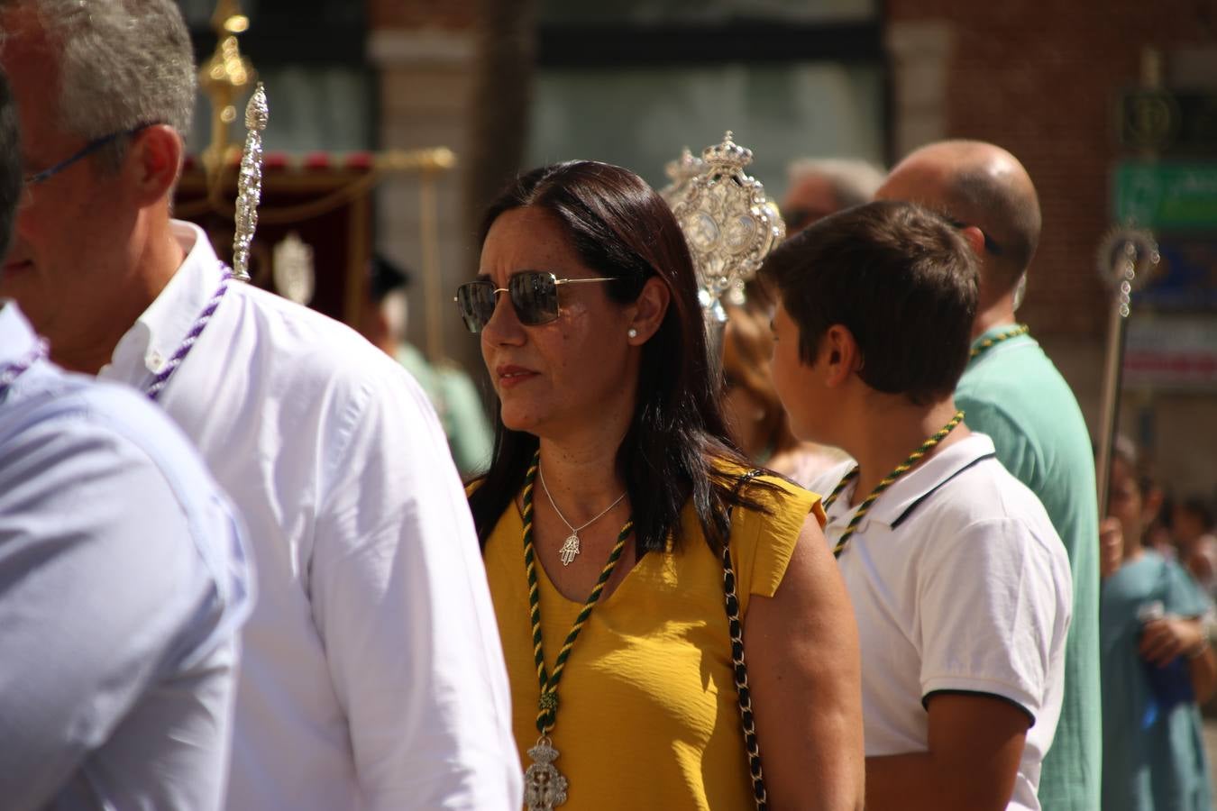 El popular 'Barrio Alto' vuelve, un año más, a lucir engalanado con motivo de la festividad de San Bartolomé, patrón de Jerez de los Caballeros. Ayer, vivía la primera jornada de su tradicional «velá» en la que el «diablo» fue el principal protagonista. Esta mañana, la fiesta continuaba con la procesión y los juegos populares. Autoridades civiles y religiosas, miembros de las diferentes hermandades y cofradías del municipio, la Agrupación Musical 'Nuestro Padre Jesús Nazareno', la Asociación Musical Jerez de los Caballeros y numerosos vecinos han acompañado a las imágenes de San Bartolomé y la Virgen del Reposo entre vítores. Mientras, los más pequeños han disfrutado con los juegos populares y las actividades acuáticas.