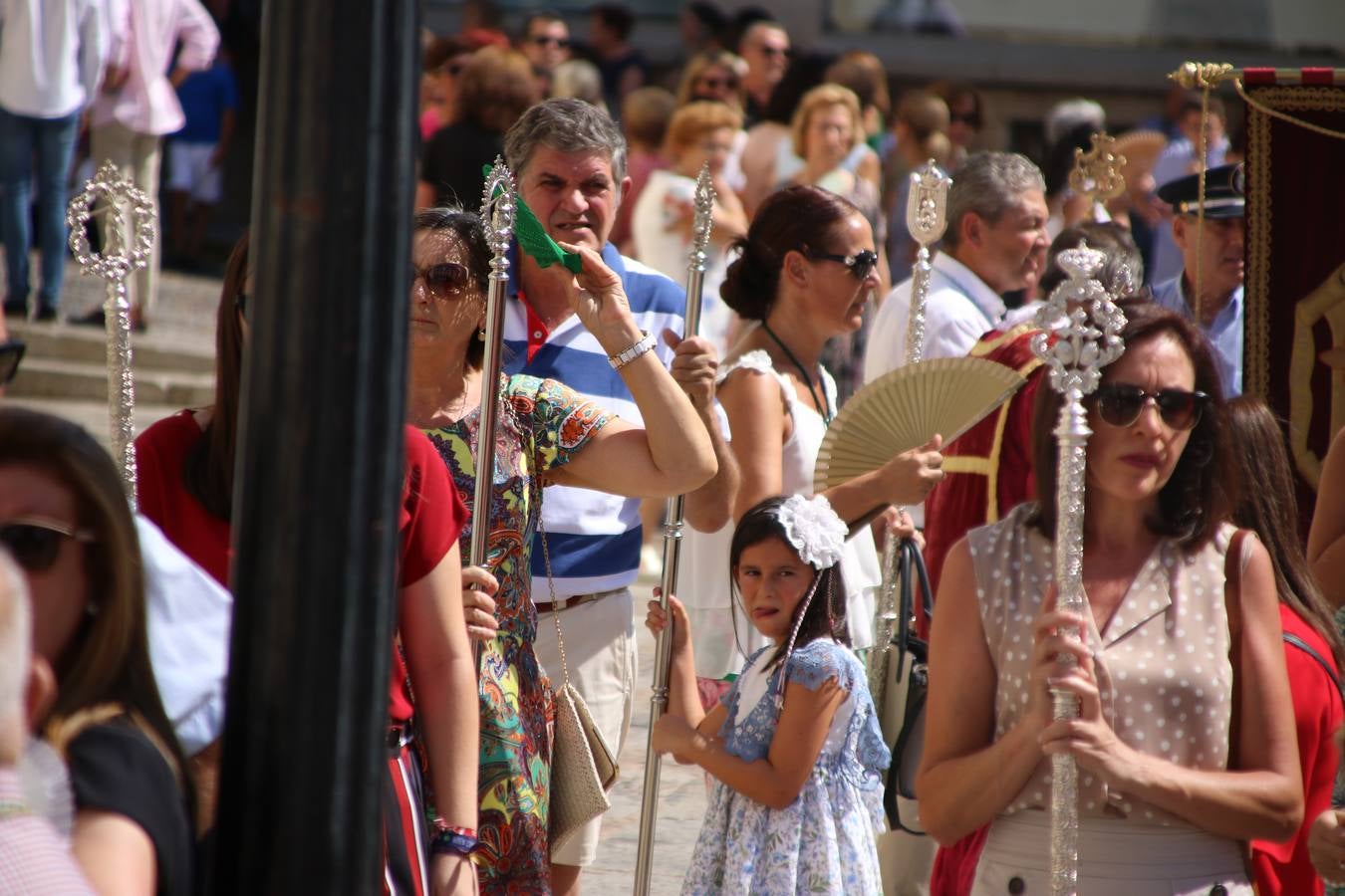 El popular 'Barrio Alto' vuelve, un año más, a lucir engalanado con motivo de la festividad de San Bartolomé, patrón de Jerez de los Caballeros. Ayer, vivía la primera jornada de su tradicional «velá» en la que el «diablo» fue el principal protagonista. Esta mañana, la fiesta continuaba con la procesión y los juegos populares. Autoridades civiles y religiosas, miembros de las diferentes hermandades y cofradías del municipio, la Agrupación Musical 'Nuestro Padre Jesús Nazareno', la Asociación Musical Jerez de los Caballeros y numerosos vecinos han acompañado a las imágenes de San Bartolomé y la Virgen del Reposo entre vítores. Mientras, los más pequeños han disfrutado con los juegos populares y las actividades acuáticas.
