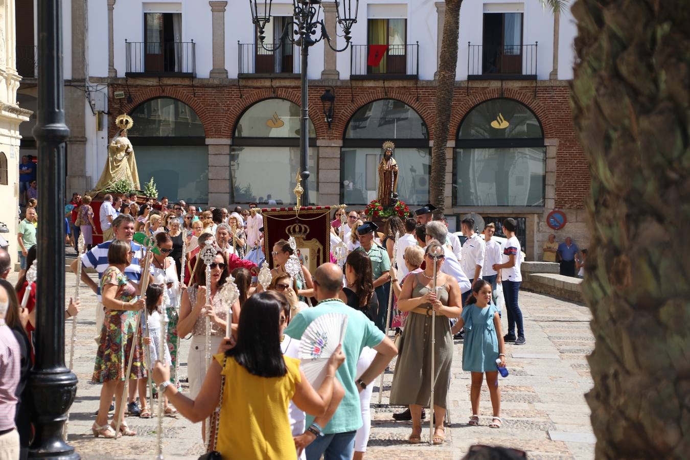 El popular 'Barrio Alto' vuelve, un año más, a lucir engalanado con motivo de la festividad de San Bartolomé, patrón de Jerez de los Caballeros. Ayer, vivía la primera jornada de su tradicional «velá» en la que el «diablo» fue el principal protagonista. Esta mañana, la fiesta continuaba con la procesión y los juegos populares. Autoridades civiles y religiosas, miembros de las diferentes hermandades y cofradías del municipio, la Agrupación Musical 'Nuestro Padre Jesús Nazareno', la Asociación Musical Jerez de los Caballeros y numerosos vecinos han acompañado a las imágenes de San Bartolomé y la Virgen del Reposo entre vítores. Mientras, los más pequeños han disfrutado con los juegos populares y las actividades acuáticas.