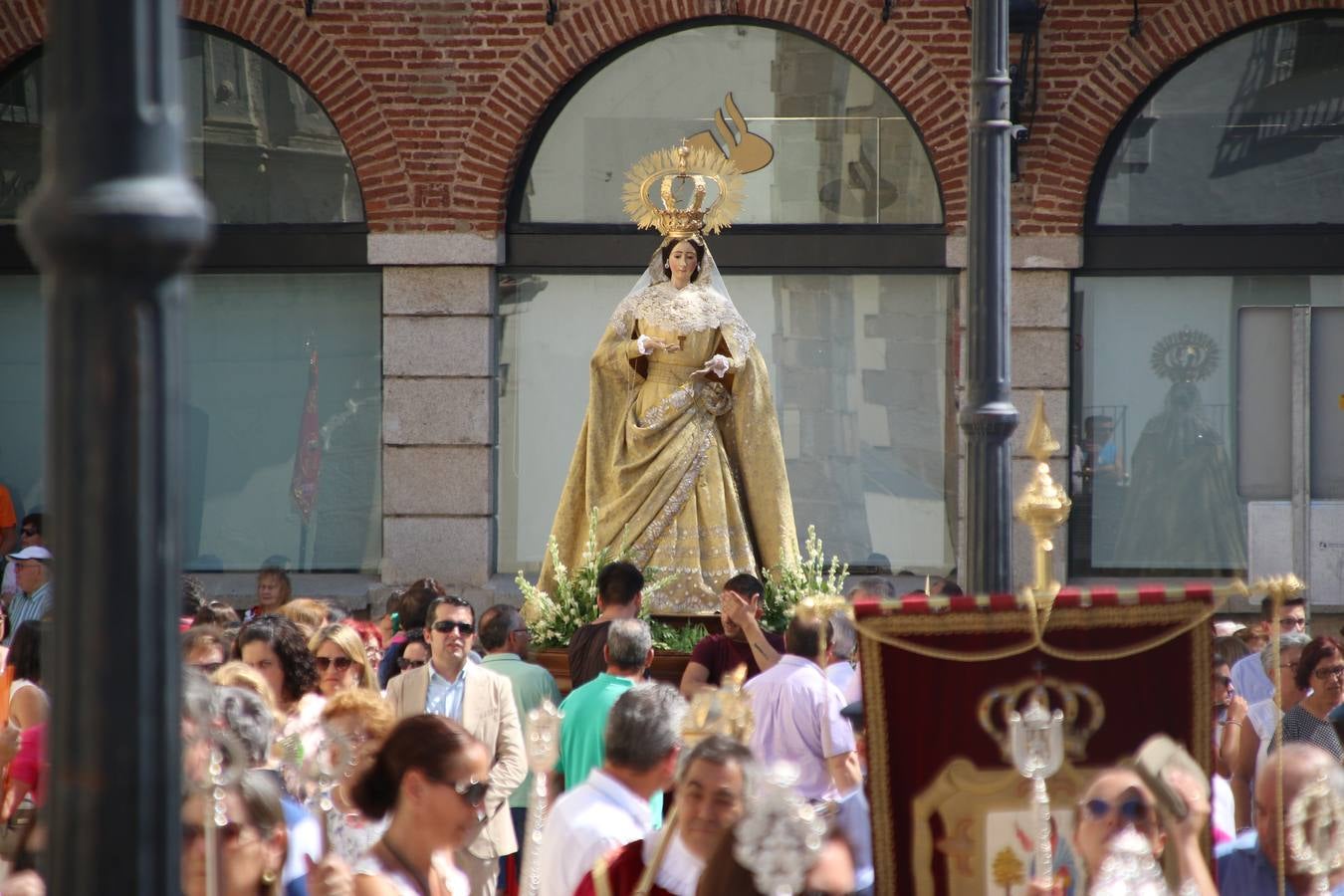 El popular 'Barrio Alto' vuelve, un año más, a lucir engalanado con motivo de la festividad de San Bartolomé, patrón de Jerez de los Caballeros. Ayer, vivía la primera jornada de su tradicional «velá» en la que el «diablo» fue el principal protagonista. Esta mañana, la fiesta continuaba con la procesión y los juegos populares. Autoridades civiles y religiosas, miembros de las diferentes hermandades y cofradías del municipio, la Agrupación Musical 'Nuestro Padre Jesús Nazareno', la Asociación Musical Jerez de los Caballeros y numerosos vecinos han acompañado a las imágenes de San Bartolomé y la Virgen del Reposo entre vítores. Mientras, los más pequeños han disfrutado con los juegos populares y las actividades acuáticas.
