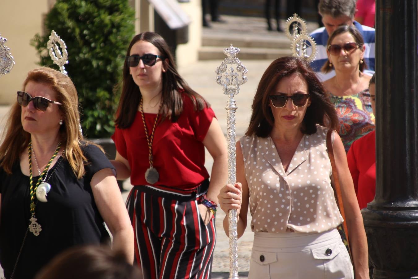 El popular 'Barrio Alto' vuelve, un año más, a lucir engalanado con motivo de la festividad de San Bartolomé, patrón de Jerez de los Caballeros. Ayer, vivía la primera jornada de su tradicional «velá» en la que el «diablo» fue el principal protagonista. Esta mañana, la fiesta continuaba con la procesión y los juegos populares. Autoridades civiles y religiosas, miembros de las diferentes hermandades y cofradías del municipio, la Agrupación Musical 'Nuestro Padre Jesús Nazareno', la Asociación Musical Jerez de los Caballeros y numerosos vecinos han acompañado a las imágenes de San Bartolomé y la Virgen del Reposo entre vítores. Mientras, los más pequeños han disfrutado con los juegos populares y las actividades acuáticas.