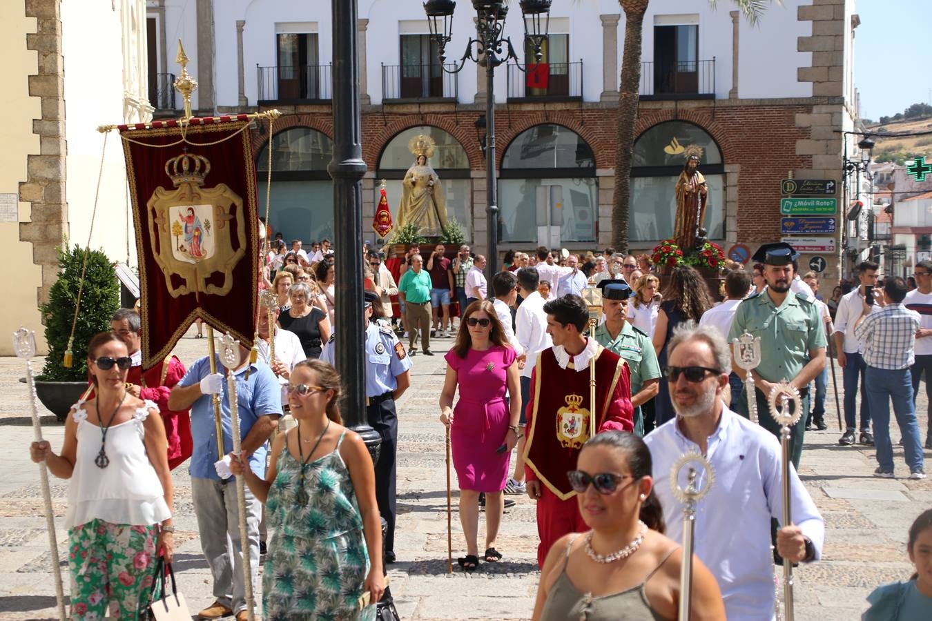 El popular 'Barrio Alto' vuelve, un año más, a lucir engalanado con motivo de la festividad de San Bartolomé, patrón de Jerez de los Caballeros. Ayer, vivía la primera jornada de su tradicional «velá» en la que el «diablo» fue el principal protagonista. Esta mañana, la fiesta continuaba con la procesión y los juegos populares. Autoridades civiles y religiosas, miembros de las diferentes hermandades y cofradías del municipio, la Agrupación Musical 'Nuestro Padre Jesús Nazareno', la Asociación Musical Jerez de los Caballeros y numerosos vecinos han acompañado a las imágenes de San Bartolomé y la Virgen del Reposo entre vítores. Mientras, los más pequeños han disfrutado con los juegos populares y las actividades acuáticas.
