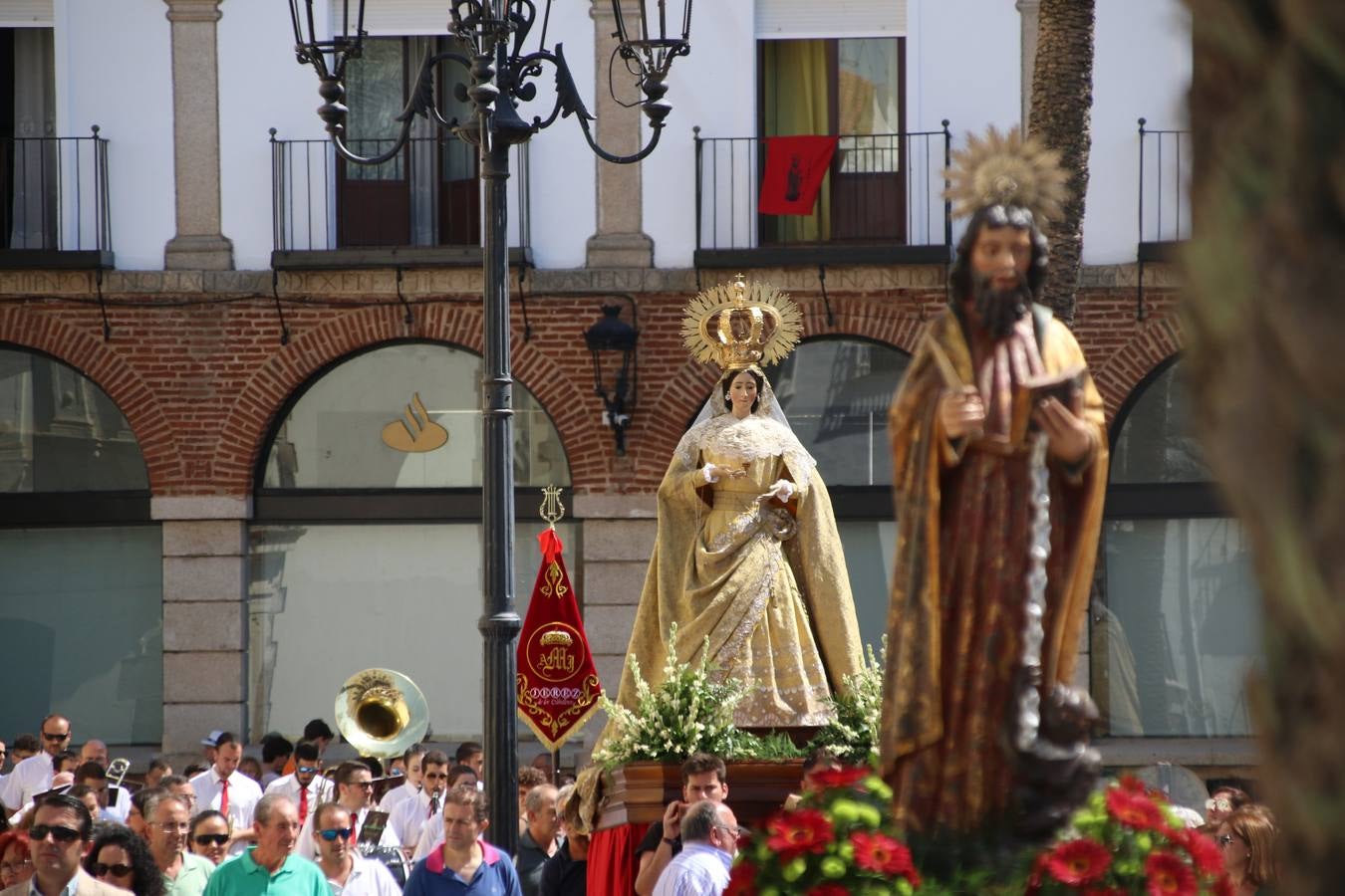 El popular 'Barrio Alto' vuelve, un año más, a lucir engalanado con motivo de la festividad de San Bartolomé, patrón de Jerez de los Caballeros. Ayer, vivía la primera jornada de su tradicional «velá» en la que el «diablo» fue el principal protagonista. Esta mañana, la fiesta continuaba con la procesión y los juegos populares. Autoridades civiles y religiosas, miembros de las diferentes hermandades y cofradías del municipio, la Agrupación Musical 'Nuestro Padre Jesús Nazareno', la Asociación Musical Jerez de los Caballeros y numerosos vecinos han acompañado a las imágenes de San Bartolomé y la Virgen del Reposo entre vítores. Mientras, los más pequeños han disfrutado con los juegos populares y las actividades acuáticas.