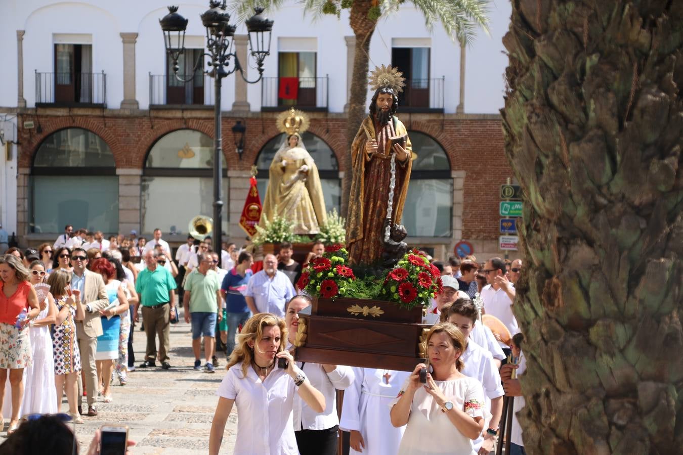El popular 'Barrio Alto' vuelve, un año más, a lucir engalanado con motivo de la festividad de San Bartolomé, patrón de Jerez de los Caballeros. Ayer, vivía la primera jornada de su tradicional «velá» en la que el «diablo» fue el principal protagonista. Esta mañana, la fiesta continuaba con la procesión y los juegos populares. Autoridades civiles y religiosas, miembros de las diferentes hermandades y cofradías del municipio, la Agrupación Musical 'Nuestro Padre Jesús Nazareno', la Asociación Musical Jerez de los Caballeros y numerosos vecinos han acompañado a las imágenes de San Bartolomé y la Virgen del Reposo entre vítores. Mientras, los más pequeños han disfrutado con los juegos populares y las actividades acuáticas.