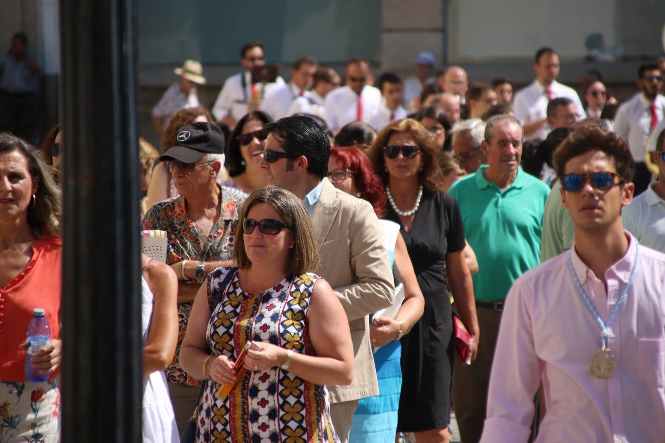 El popular 'Barrio Alto' vuelve, un año más, a lucir engalanado con motivo de la festividad de San Bartolomé, patrón de Jerez de los Caballeros. Ayer, vivía la primera jornada de su tradicional «velá» en la que el «diablo» fue el principal protagonista. Esta mañana, la fiesta continuaba con la procesión y los juegos populares. Autoridades civiles y religiosas, miembros de las diferentes hermandades y cofradías del municipio, la Agrupación Musical 'Nuestro Padre Jesús Nazareno', la Asociación Musical Jerez de los Caballeros y numerosos vecinos han acompañado a las imágenes de San Bartolomé y la Virgen del Reposo entre vítores. Mientras, los más pequeños han disfrutado con los juegos populares y las actividades acuáticas.