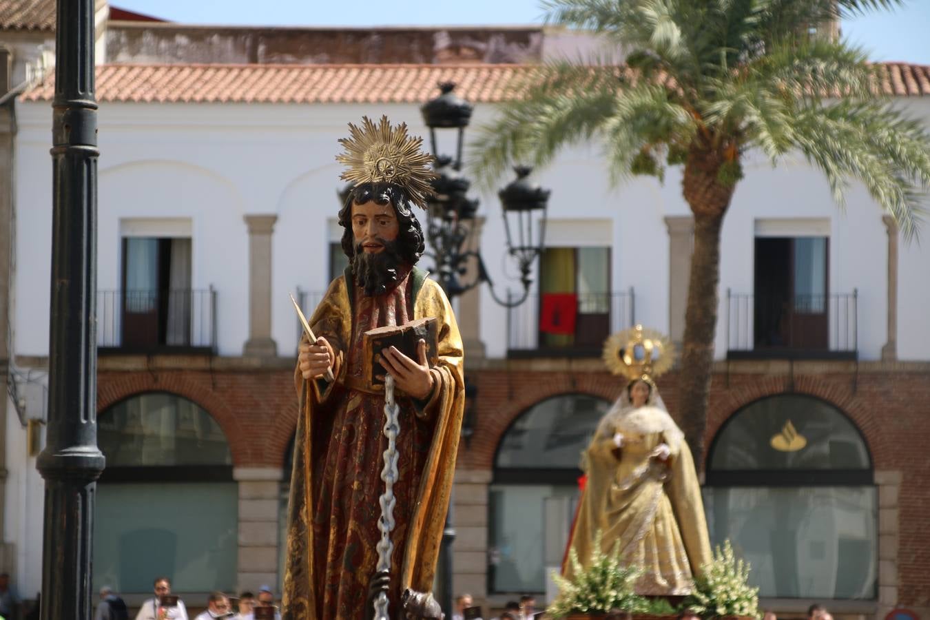 El popular 'Barrio Alto' vuelve, un año más, a lucir engalanado con motivo de la festividad de San Bartolomé, patrón de Jerez de los Caballeros. Ayer, vivía la primera jornada de su tradicional «velá» en la que el «diablo» fue el principal protagonista. Esta mañana, la fiesta continuaba con la procesión y los juegos populares. Autoridades civiles y religiosas, miembros de las diferentes hermandades y cofradías del municipio, la Agrupación Musical 'Nuestro Padre Jesús Nazareno', la Asociación Musical Jerez de los Caballeros y numerosos vecinos han acompañado a las imágenes de San Bartolomé y la Virgen del Reposo entre vítores. Mientras, los más pequeños han disfrutado con los juegos populares y las actividades acuáticas.