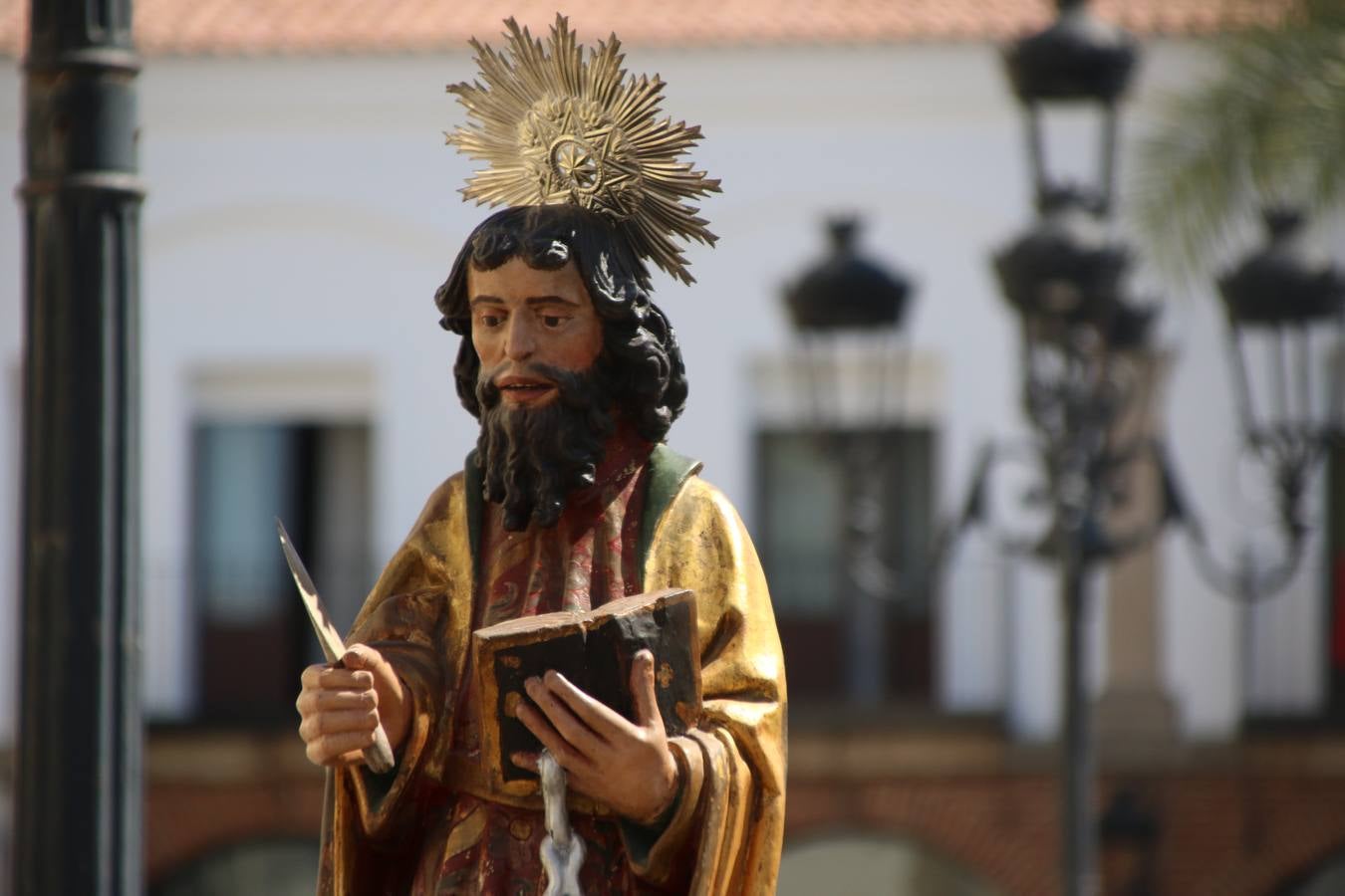 El popular 'Barrio Alto' vuelve, un año más, a lucir engalanado con motivo de la festividad de San Bartolomé, patrón de Jerez de los Caballeros. Ayer, vivía la primera jornada de su tradicional «velá» en la que el «diablo» fue el principal protagonista. Esta mañana, la fiesta continuaba con la procesión y los juegos populares. Autoridades civiles y religiosas, miembros de las diferentes hermandades y cofradías del municipio, la Agrupación Musical 'Nuestro Padre Jesús Nazareno', la Asociación Musical Jerez de los Caballeros y numerosos vecinos han acompañado a las imágenes de San Bartolomé y la Virgen del Reposo entre vítores. Mientras, los más pequeños han disfrutado con los juegos populares y las actividades acuáticas.