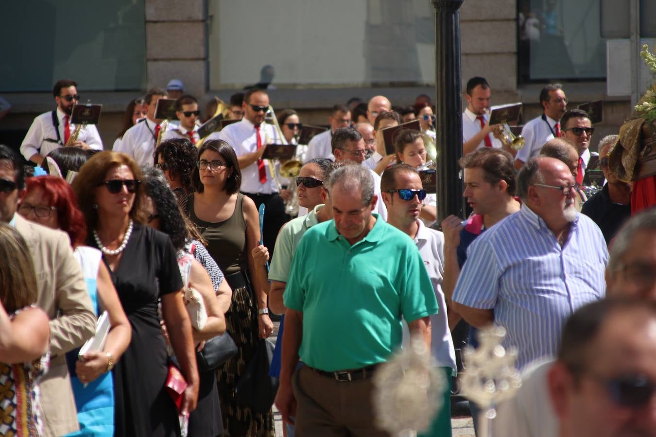 El popular 'Barrio Alto' vuelve, un año más, a lucir engalanado con motivo de la festividad de San Bartolomé, patrón de Jerez de los Caballeros. Ayer, vivía la primera jornada de su tradicional «velá» en la que el «diablo» fue el principal protagonista. Esta mañana, la fiesta continuaba con la procesión y los juegos populares. Autoridades civiles y religiosas, miembros de las diferentes hermandades y cofradías del municipio, la Agrupación Musical 'Nuestro Padre Jesús Nazareno', la Asociación Musical Jerez de los Caballeros y numerosos vecinos han acompañado a las imágenes de San Bartolomé y la Virgen del Reposo entre vítores. Mientras, los más pequeños han disfrutado con los juegos populares y las actividades acuáticas.