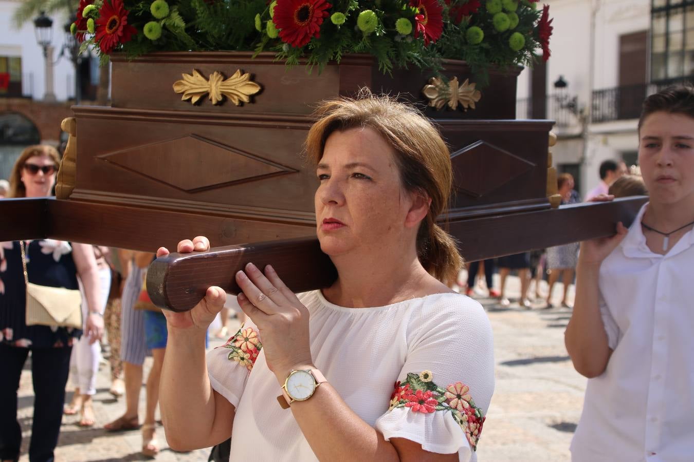 El popular 'Barrio Alto' vuelve, un año más, a lucir engalanado con motivo de la festividad de San Bartolomé, patrón de Jerez de los Caballeros. Ayer, vivía la primera jornada de su tradicional «velá» en la que el «diablo» fue el principal protagonista. Esta mañana, la fiesta continuaba con la procesión y los juegos populares. Autoridades civiles y religiosas, miembros de las diferentes hermandades y cofradías del municipio, la Agrupación Musical 'Nuestro Padre Jesús Nazareno', la Asociación Musical Jerez de los Caballeros y numerosos vecinos han acompañado a las imágenes de San Bartolomé y la Virgen del Reposo entre vítores. Mientras, los más pequeños han disfrutado con los juegos populares y las actividades acuáticas.
