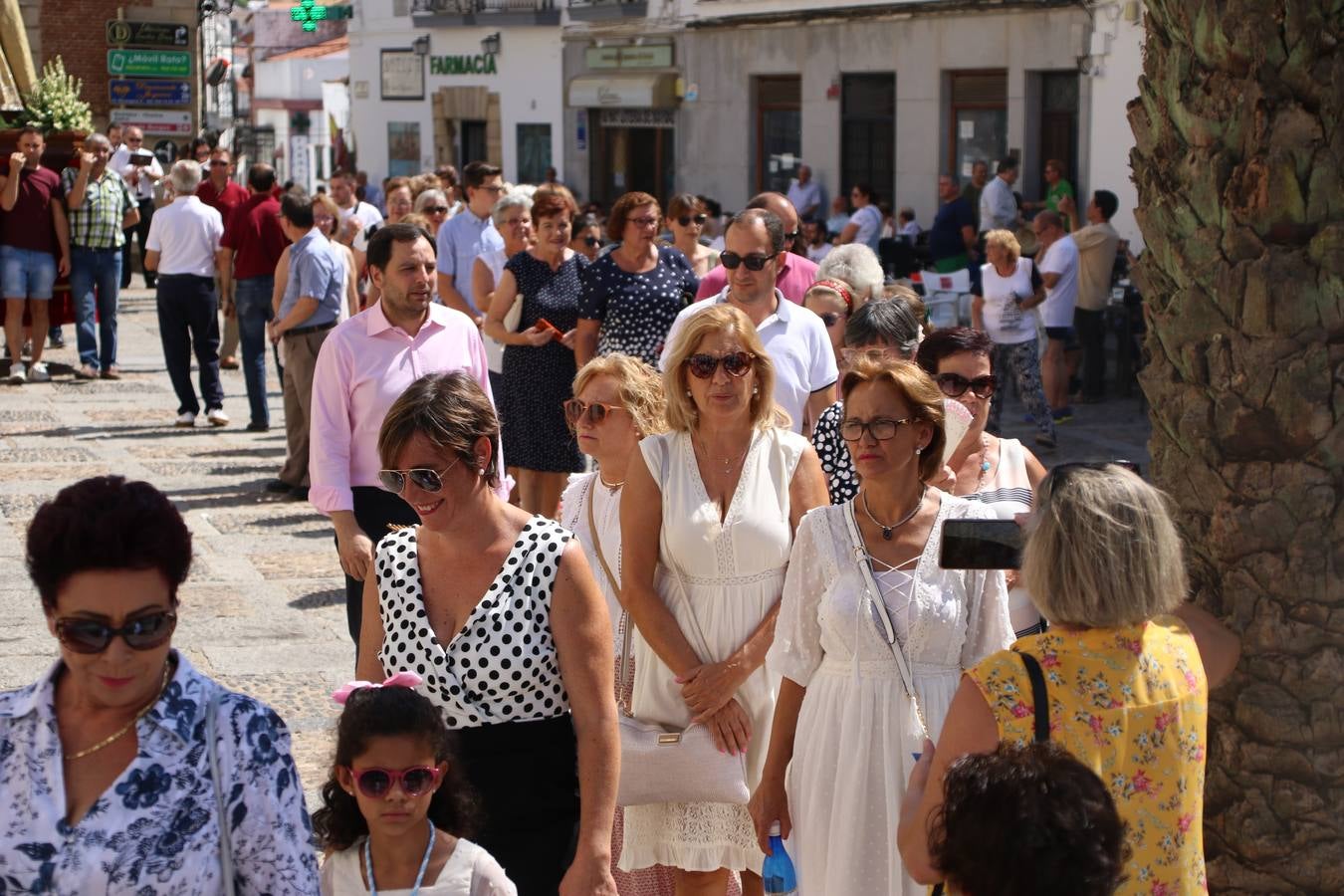 El popular 'Barrio Alto' vuelve, un año más, a lucir engalanado con motivo de la festividad de San Bartolomé, patrón de Jerez de los Caballeros. Ayer, vivía la primera jornada de su tradicional «velá» en la que el «diablo» fue el principal protagonista. Esta mañana, la fiesta continuaba con la procesión y los juegos populares. Autoridades civiles y religiosas, miembros de las diferentes hermandades y cofradías del municipio, la Agrupación Musical 'Nuestro Padre Jesús Nazareno', la Asociación Musical Jerez de los Caballeros y numerosos vecinos han acompañado a las imágenes de San Bartolomé y la Virgen del Reposo entre vítores. Mientras, los más pequeños han disfrutado con los juegos populares y las actividades acuáticas.