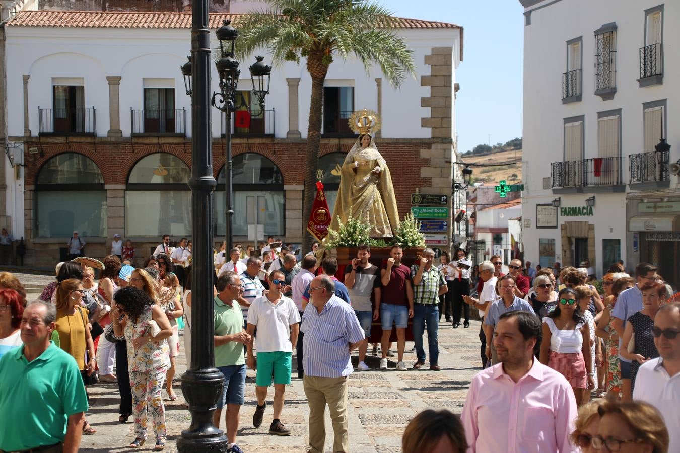 El popular 'Barrio Alto' vuelve, un año más, a lucir engalanado con motivo de la festividad de San Bartolomé, patrón de Jerez de los Caballeros. Ayer, vivía la primera jornada de su tradicional «velá» en la que el «diablo» fue el principal protagonista. Esta mañana, la fiesta continuaba con la procesión y los juegos populares. Autoridades civiles y religiosas, miembros de las diferentes hermandades y cofradías del municipio, la Agrupación Musical 'Nuestro Padre Jesús Nazareno', la Asociación Musical Jerez de los Caballeros y numerosos vecinos han acompañado a las imágenes de San Bartolomé y la Virgen del Reposo entre vítores. Mientras, los más pequeños han disfrutado con los juegos populares y las actividades acuáticas.