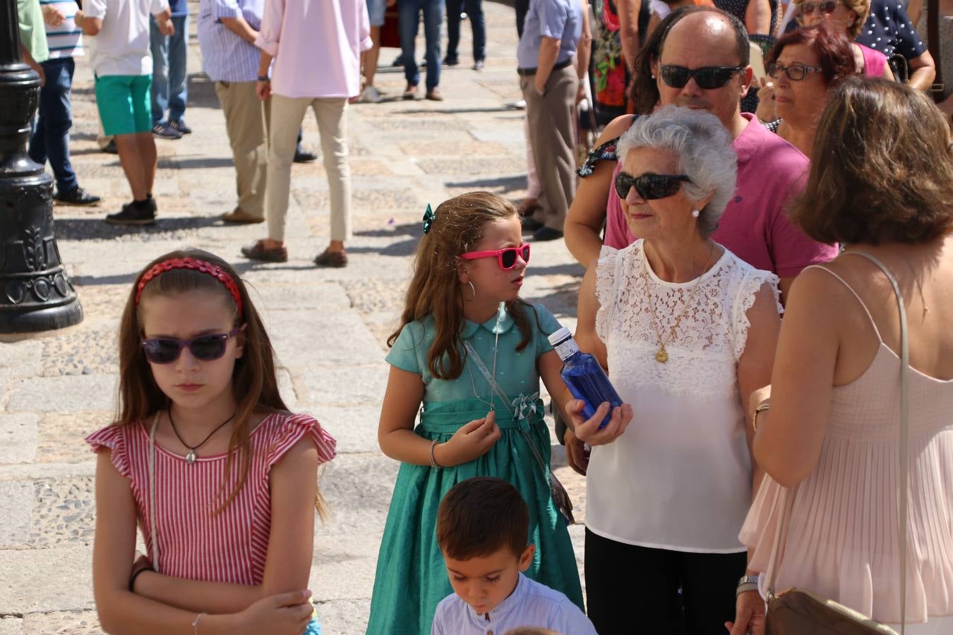 El popular 'Barrio Alto' vuelve, un año más, a lucir engalanado con motivo de la festividad de San Bartolomé, patrón de Jerez de los Caballeros. Ayer, vivía la primera jornada de su tradicional «velá» en la que el «diablo» fue el principal protagonista. Esta mañana, la fiesta continuaba con la procesión y los juegos populares. Autoridades civiles y religiosas, miembros de las diferentes hermandades y cofradías del municipio, la Agrupación Musical 'Nuestro Padre Jesús Nazareno', la Asociación Musical Jerez de los Caballeros y numerosos vecinos han acompañado a las imágenes de San Bartolomé y la Virgen del Reposo entre vítores. Mientras, los más pequeños han disfrutado con los juegos populares y las actividades acuáticas.