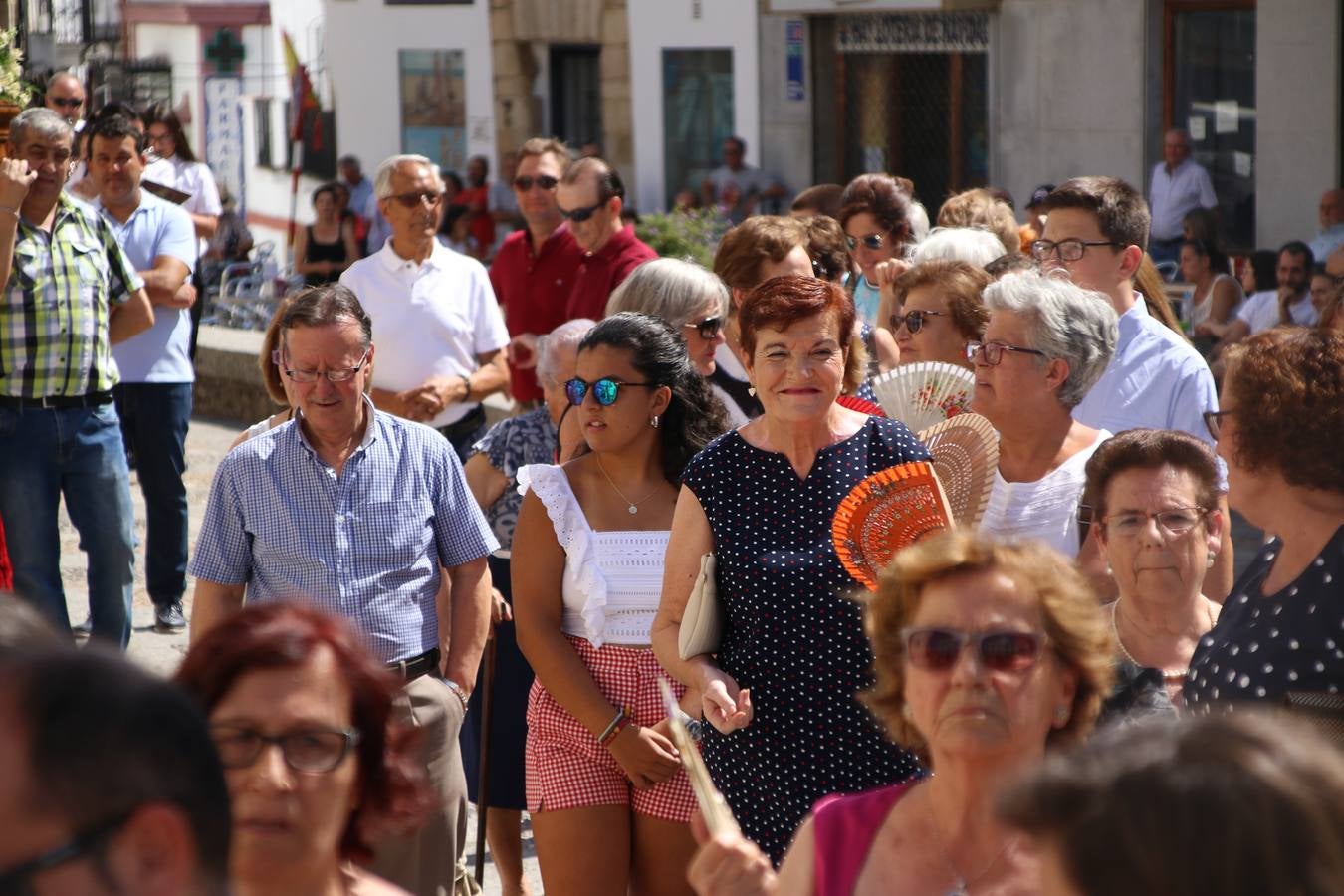 El popular 'Barrio Alto' vuelve, un año más, a lucir engalanado con motivo de la festividad de San Bartolomé, patrón de Jerez de los Caballeros. Ayer, vivía la primera jornada de su tradicional «velá» en la que el «diablo» fue el principal protagonista. Esta mañana, la fiesta continuaba con la procesión y los juegos populares. Autoridades civiles y religiosas, miembros de las diferentes hermandades y cofradías del municipio, la Agrupación Musical 'Nuestro Padre Jesús Nazareno', la Asociación Musical Jerez de los Caballeros y numerosos vecinos han acompañado a las imágenes de San Bartolomé y la Virgen del Reposo entre vítores. Mientras, los más pequeños han disfrutado con los juegos populares y las actividades acuáticas.