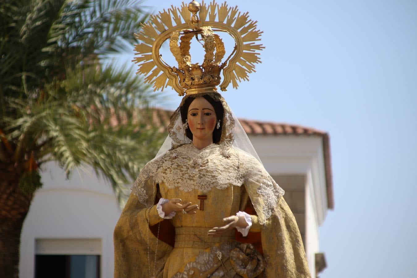 El popular 'Barrio Alto' vuelve, un año más, a lucir engalanado con motivo de la festividad de San Bartolomé, patrón de Jerez de los Caballeros. Ayer, vivía la primera jornada de su tradicional «velá» en la que el «diablo» fue el principal protagonista. Esta mañana, la fiesta continuaba con la procesión y los juegos populares. Autoridades civiles y religiosas, miembros de las diferentes hermandades y cofradías del municipio, la Agrupación Musical 'Nuestro Padre Jesús Nazareno', la Asociación Musical Jerez de los Caballeros y numerosos vecinos han acompañado a las imágenes de San Bartolomé y la Virgen del Reposo entre vítores. Mientras, los más pequeños han disfrutado con los juegos populares y las actividades acuáticas.