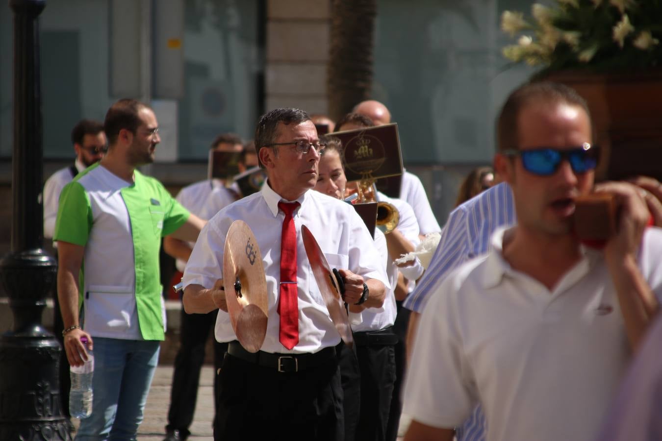 El popular 'Barrio Alto' vuelve, un año más, a lucir engalanado con motivo de la festividad de San Bartolomé, patrón de Jerez de los Caballeros. Ayer, vivía la primera jornada de su tradicional «velá» en la que el «diablo» fue el principal protagonista. Esta mañana, la fiesta continuaba con la procesión y los juegos populares. Autoridades civiles y religiosas, miembros de las diferentes hermandades y cofradías del municipio, la Agrupación Musical 'Nuestro Padre Jesús Nazareno', la Asociación Musical Jerez de los Caballeros y numerosos vecinos han acompañado a las imágenes de San Bartolomé y la Virgen del Reposo entre vítores. Mientras, los más pequeños han disfrutado con los juegos populares y las actividades acuáticas.