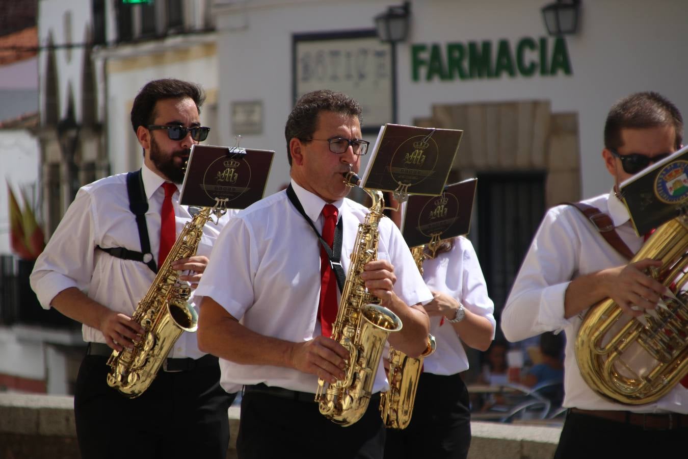 El popular 'Barrio Alto' vuelve, un año más, a lucir engalanado con motivo de la festividad de San Bartolomé, patrón de Jerez de los Caballeros. Ayer, vivía la primera jornada de su tradicional «velá» en la que el «diablo» fue el principal protagonista. Esta mañana, la fiesta continuaba con la procesión y los juegos populares. Autoridades civiles y religiosas, miembros de las diferentes hermandades y cofradías del municipio, la Agrupación Musical 'Nuestro Padre Jesús Nazareno', la Asociación Musical Jerez de los Caballeros y numerosos vecinos han acompañado a las imágenes de San Bartolomé y la Virgen del Reposo entre vítores. Mientras, los más pequeños han disfrutado con los juegos populares y las actividades acuáticas.