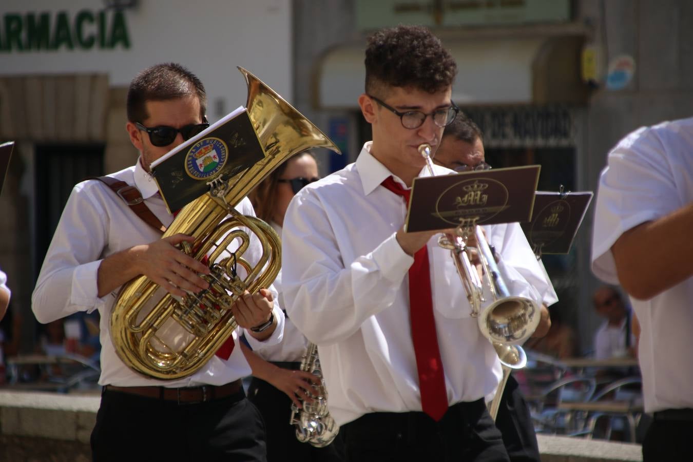 El popular 'Barrio Alto' vuelve, un año más, a lucir engalanado con motivo de la festividad de San Bartolomé, patrón de Jerez de los Caballeros. Ayer, vivía la primera jornada de su tradicional «velá» en la que el «diablo» fue el principal protagonista. Esta mañana, la fiesta continuaba con la procesión y los juegos populares. Autoridades civiles y religiosas, miembros de las diferentes hermandades y cofradías del municipio, la Agrupación Musical 'Nuestro Padre Jesús Nazareno', la Asociación Musical Jerez de los Caballeros y numerosos vecinos han acompañado a las imágenes de San Bartolomé y la Virgen del Reposo entre vítores. Mientras, los más pequeños han disfrutado con los juegos populares y las actividades acuáticas.