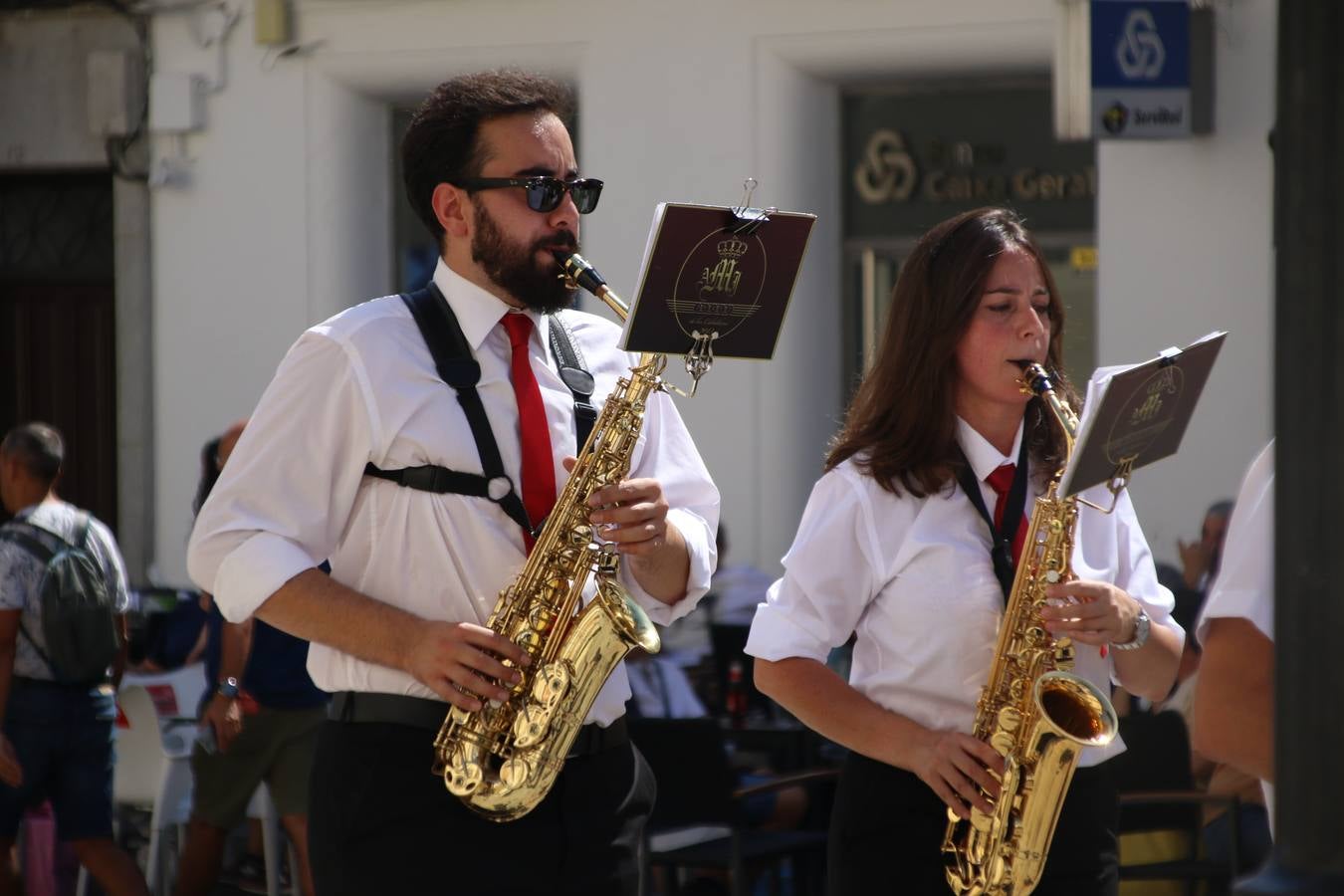 El popular 'Barrio Alto' vuelve, un año más, a lucir engalanado con motivo de la festividad de San Bartolomé, patrón de Jerez de los Caballeros. Ayer, vivía la primera jornada de su tradicional «velá» en la que el «diablo» fue el principal protagonista. Esta mañana, la fiesta continuaba con la procesión y los juegos populares. Autoridades civiles y religiosas, miembros de las diferentes hermandades y cofradías del municipio, la Agrupación Musical 'Nuestro Padre Jesús Nazareno', la Asociación Musical Jerez de los Caballeros y numerosos vecinos han acompañado a las imágenes de San Bartolomé y la Virgen del Reposo entre vítores. Mientras, los más pequeños han disfrutado con los juegos populares y las actividades acuáticas.