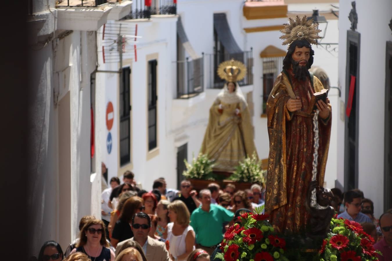 El popular 'Barrio Alto' vuelve, un año más, a lucir engalanado con motivo de la festividad de San Bartolomé, patrón de Jerez de los Caballeros. Ayer, vivía la primera jornada de su tradicional «velá» en la que el «diablo» fue el principal protagonista. Esta mañana, la fiesta continuaba con la procesión y los juegos populares. Autoridades civiles y religiosas, miembros de las diferentes hermandades y cofradías del municipio, la Agrupación Musical 'Nuestro Padre Jesús Nazareno', la Asociación Musical Jerez de los Caballeros y numerosos vecinos han acompañado a las imágenes de San Bartolomé y la Virgen del Reposo entre vítores. Mientras, los más pequeños han disfrutado con los juegos populares y las actividades acuáticas.
