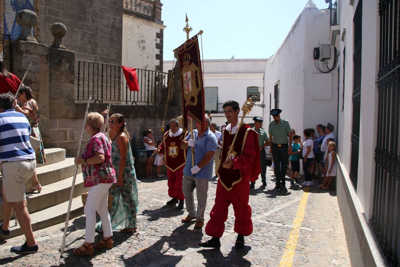El popular 'Barrio Alto' vuelve, un año más, a lucir engalanado con motivo de la festividad de San Bartolomé, patrón de Jerez de los Caballeros. Ayer, vivía la primera jornada de su tradicional «velá» en la que el «diablo» fue el principal protagonista. Esta mañana, la fiesta continuaba con la procesión y los juegos populares. Autoridades civiles y religiosas, miembros de las diferentes hermandades y cofradías del municipio, la Agrupación Musical 'Nuestro Padre Jesús Nazareno', la Asociación Musical Jerez de los Caballeros y numerosos vecinos han acompañado a las imágenes de San Bartolomé y la Virgen del Reposo entre vítores. Mientras, los más pequeños han disfrutado con los juegos populares y las actividades acuáticas.