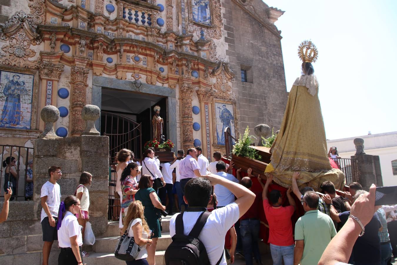 El popular 'Barrio Alto' vuelve, un año más, a lucir engalanado con motivo de la festividad de San Bartolomé, patrón de Jerez de los Caballeros. Ayer, vivía la primera jornada de su tradicional «velá» en la que el «diablo» fue el principal protagonista. Esta mañana, la fiesta continuaba con la procesión y los juegos populares. Autoridades civiles y religiosas, miembros de las diferentes hermandades y cofradías del municipio, la Agrupación Musical 'Nuestro Padre Jesús Nazareno', la Asociación Musical Jerez de los Caballeros y numerosos vecinos han acompañado a las imágenes de San Bartolomé y la Virgen del Reposo entre vítores. Mientras, los más pequeños han disfrutado con los juegos populares y las actividades acuáticas.