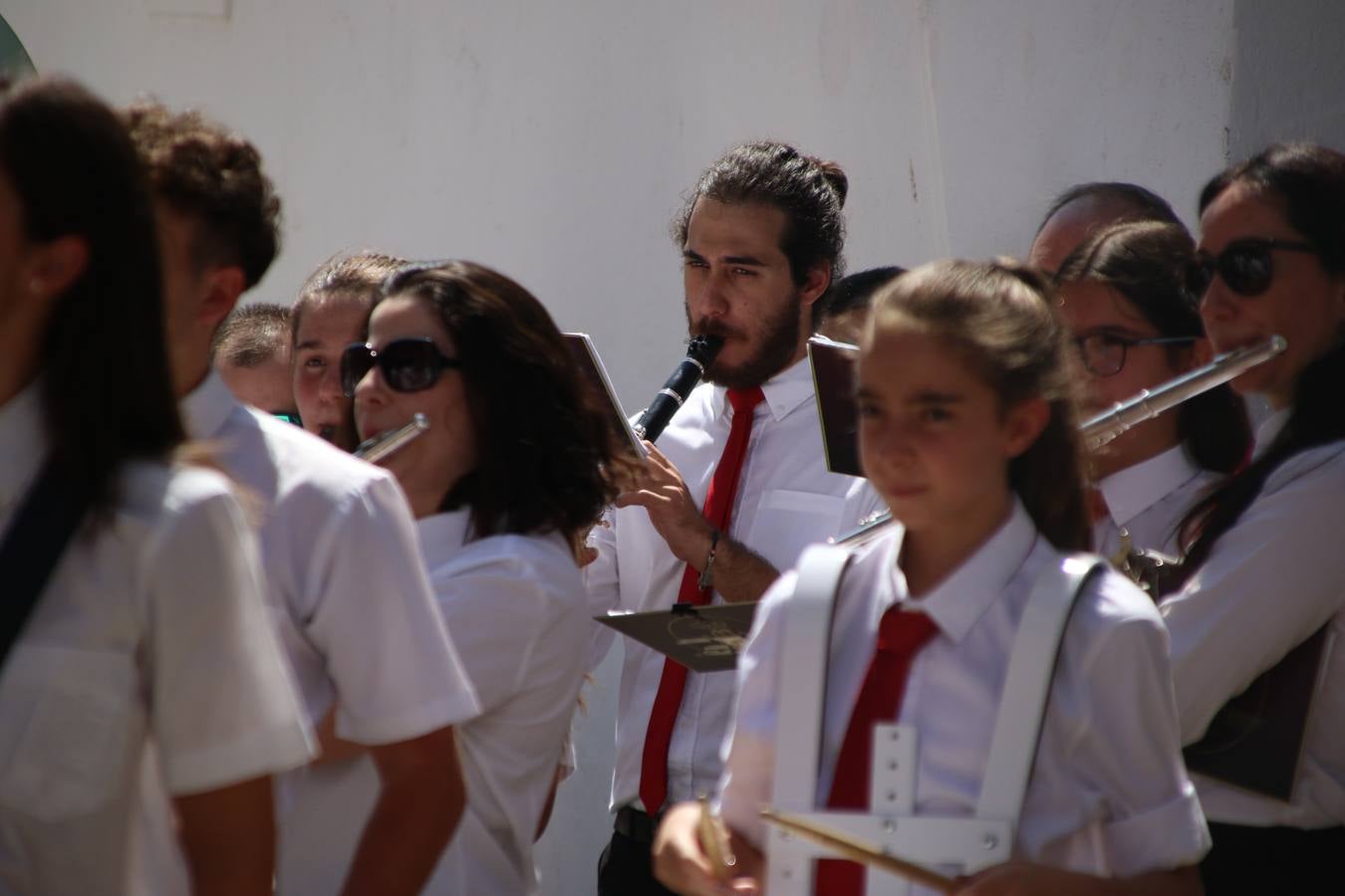 El popular 'Barrio Alto' vuelve, un año más, a lucir engalanado con motivo de la festividad de San Bartolomé, patrón de Jerez de los Caballeros. Ayer, vivía la primera jornada de su tradicional «velá» en la que el «diablo» fue el principal protagonista. Esta mañana, la fiesta continuaba con la procesión y los juegos populares. Autoridades civiles y religiosas, miembros de las diferentes hermandades y cofradías del municipio, la Agrupación Musical 'Nuestro Padre Jesús Nazareno', la Asociación Musical Jerez de los Caballeros y numerosos vecinos han acompañado a las imágenes de San Bartolomé y la Virgen del Reposo entre vítores. Mientras, los más pequeños han disfrutado con los juegos populares y las actividades acuáticas.
