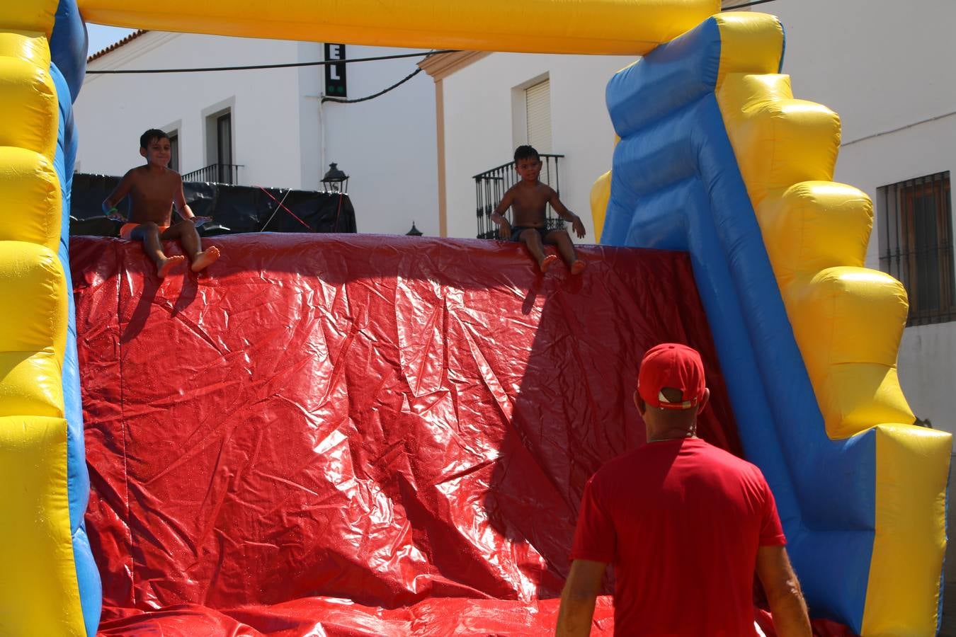 El popular 'Barrio Alto' vuelve, un año más, a lucir engalanado con motivo de la festividad de San Bartolomé, patrón de Jerez de los Caballeros. Ayer, vivía la primera jornada de su tradicional «velá» en la que el «diablo» fue el principal protagonista. Esta mañana, la fiesta continuaba con la procesión y los juegos populares. Autoridades civiles y religiosas, miembros de las diferentes hermandades y cofradías del municipio, la Agrupación Musical 'Nuestro Padre Jesús Nazareno', la Asociación Musical Jerez de los Caballeros y numerosos vecinos han acompañado a las imágenes de San Bartolomé y la Virgen del Reposo entre vítores. Mientras, los más pequeños han disfrutado con los juegos populares y las actividades acuáticas.
