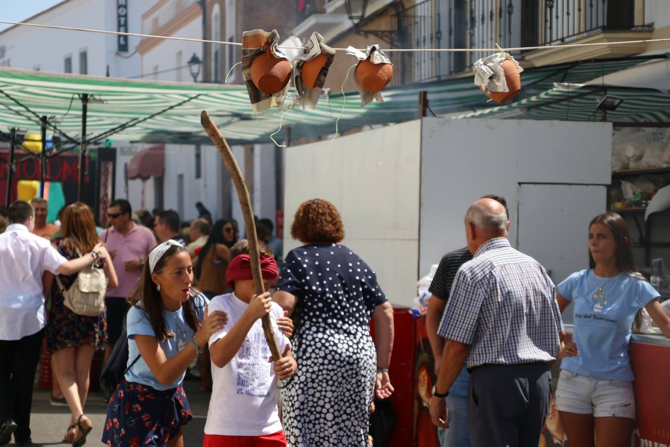 El popular 'Barrio Alto' vuelve, un año más, a lucir engalanado con motivo de la festividad de San Bartolomé, patrón de Jerez de los Caballeros. Ayer, vivía la primera jornada de su tradicional «velá» en la que el «diablo» fue el principal protagonista. Esta mañana, la fiesta continuaba con la procesión y los juegos populares. Autoridades civiles y religiosas, miembros de las diferentes hermandades y cofradías del municipio, la Agrupación Musical 'Nuestro Padre Jesús Nazareno', la Asociación Musical Jerez de los Caballeros y numerosos vecinos han acompañado a las imágenes de San Bartolomé y la Virgen del Reposo entre vítores. Mientras, los más pequeños han disfrutado con los juegos populares y las actividades acuáticas.
