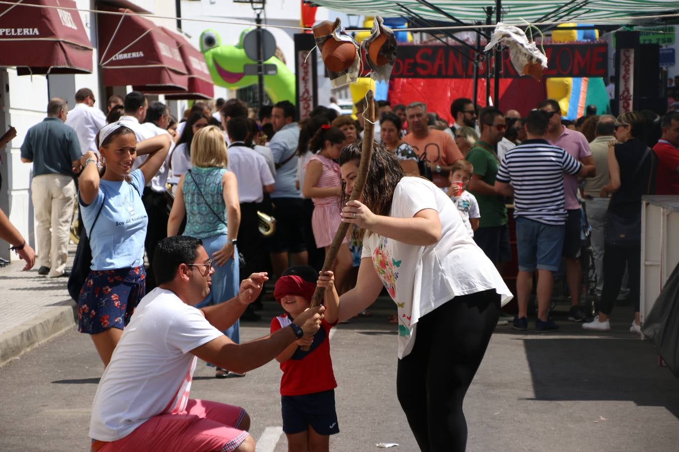 El popular 'Barrio Alto' vuelve, un año más, a lucir engalanado con motivo de la festividad de San Bartolomé, patrón de Jerez de los Caballeros. Ayer, vivía la primera jornada de su tradicional «velá» en la que el «diablo» fue el principal protagonista. Esta mañana, la fiesta continuaba con la procesión y los juegos populares. Autoridades civiles y religiosas, miembros de las diferentes hermandades y cofradías del municipio, la Agrupación Musical 'Nuestro Padre Jesús Nazareno', la Asociación Musical Jerez de los Caballeros y numerosos vecinos han acompañado a las imágenes de San Bartolomé y la Virgen del Reposo entre vítores. Mientras, los más pequeños han disfrutado con los juegos populares y las actividades acuáticas.