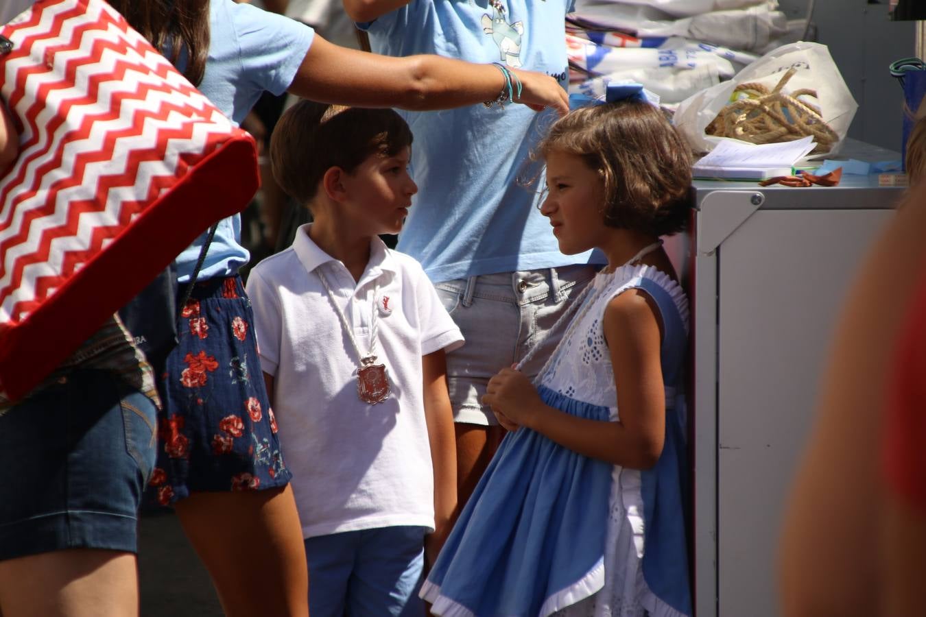 El popular 'Barrio Alto' vuelve, un año más, a lucir engalanado con motivo de la festividad de San Bartolomé, patrón de Jerez de los Caballeros. Ayer, vivía la primera jornada de su tradicional «velá» en la que el «diablo» fue el principal protagonista. Esta mañana, la fiesta continuaba con la procesión y los juegos populares. Autoridades civiles y religiosas, miembros de las diferentes hermandades y cofradías del municipio, la Agrupación Musical 'Nuestro Padre Jesús Nazareno', la Asociación Musical Jerez de los Caballeros y numerosos vecinos han acompañado a las imágenes de San Bartolomé y la Virgen del Reposo entre vítores. Mientras, los más pequeños han disfrutado con los juegos populares y las actividades acuáticas.