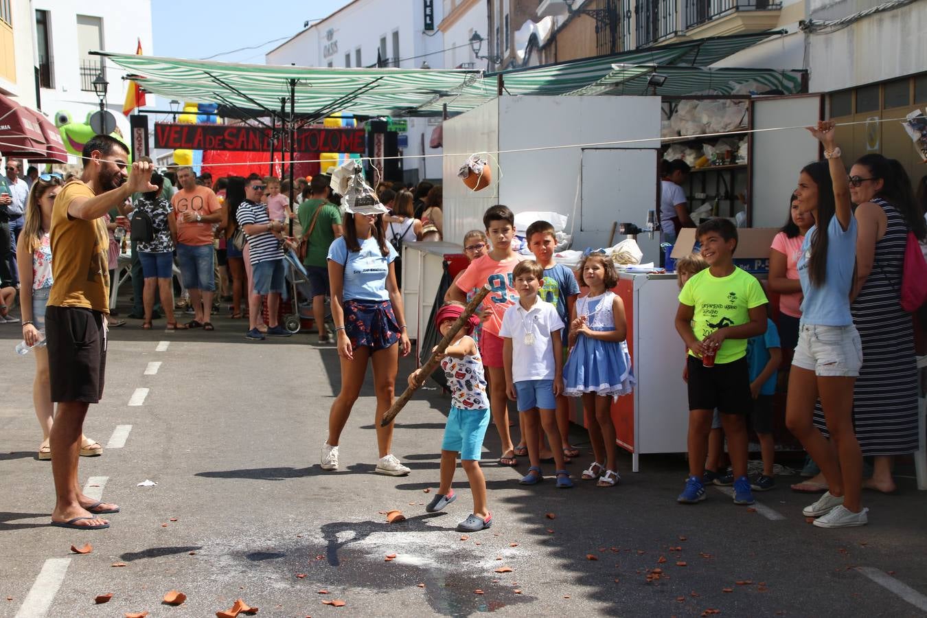 El popular 'Barrio Alto' vuelve, un año más, a lucir engalanado con motivo de la festividad de San Bartolomé, patrón de Jerez de los Caballeros. Ayer, vivía la primera jornada de su tradicional «velá» en la que el «diablo» fue el principal protagonista. Esta mañana, la fiesta continuaba con la procesión y los juegos populares. Autoridades civiles y religiosas, miembros de las diferentes hermandades y cofradías del municipio, la Agrupación Musical 'Nuestro Padre Jesús Nazareno', la Asociación Musical Jerez de los Caballeros y numerosos vecinos han acompañado a las imágenes de San Bartolomé y la Virgen del Reposo entre vítores. Mientras, los más pequeños han disfrutado con los juegos populares y las actividades acuáticas.