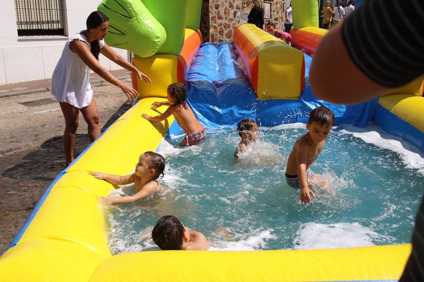 El popular 'Barrio Alto' vuelve, un año más, a lucir engalanado con motivo de la festividad de San Bartolomé, patrón de Jerez de los Caballeros. Ayer, vivía la primera jornada de su tradicional «velá» en la que el «diablo» fue el principal protagonista. Esta mañana, la fiesta continuaba con la procesión y los juegos populares. Autoridades civiles y religiosas, miembros de las diferentes hermandades y cofradías del municipio, la Agrupación Musical 'Nuestro Padre Jesús Nazareno', la Asociación Musical Jerez de los Caballeros y numerosos vecinos han acompañado a las imágenes de San Bartolomé y la Virgen del Reposo entre vítores. Mientras, los más pequeños han disfrutado con los juegos populares y las actividades acuáticas.