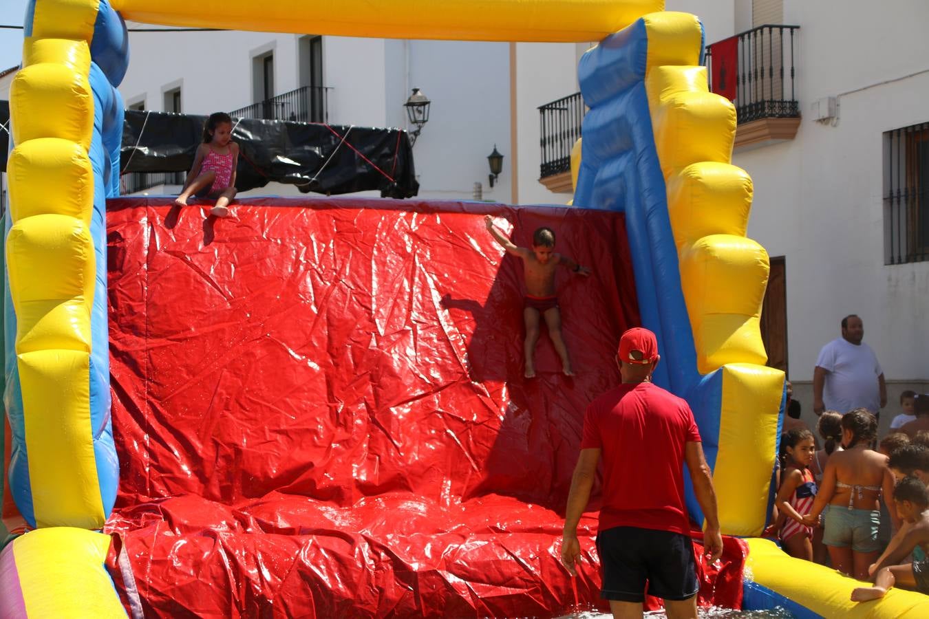 El popular 'Barrio Alto' vuelve, un año más, a lucir engalanado con motivo de la festividad de San Bartolomé, patrón de Jerez de los Caballeros. Ayer, vivía la primera jornada de su tradicional «velá» en la que el «diablo» fue el principal protagonista. Esta mañana, la fiesta continuaba con la procesión y los juegos populares. Autoridades civiles y religiosas, miembros de las diferentes hermandades y cofradías del municipio, la Agrupación Musical 'Nuestro Padre Jesús Nazareno', la Asociación Musical Jerez de los Caballeros y numerosos vecinos han acompañado a las imágenes de San Bartolomé y la Virgen del Reposo entre vítores. Mientras, los más pequeños han disfrutado con los juegos populares y las actividades acuáticas.