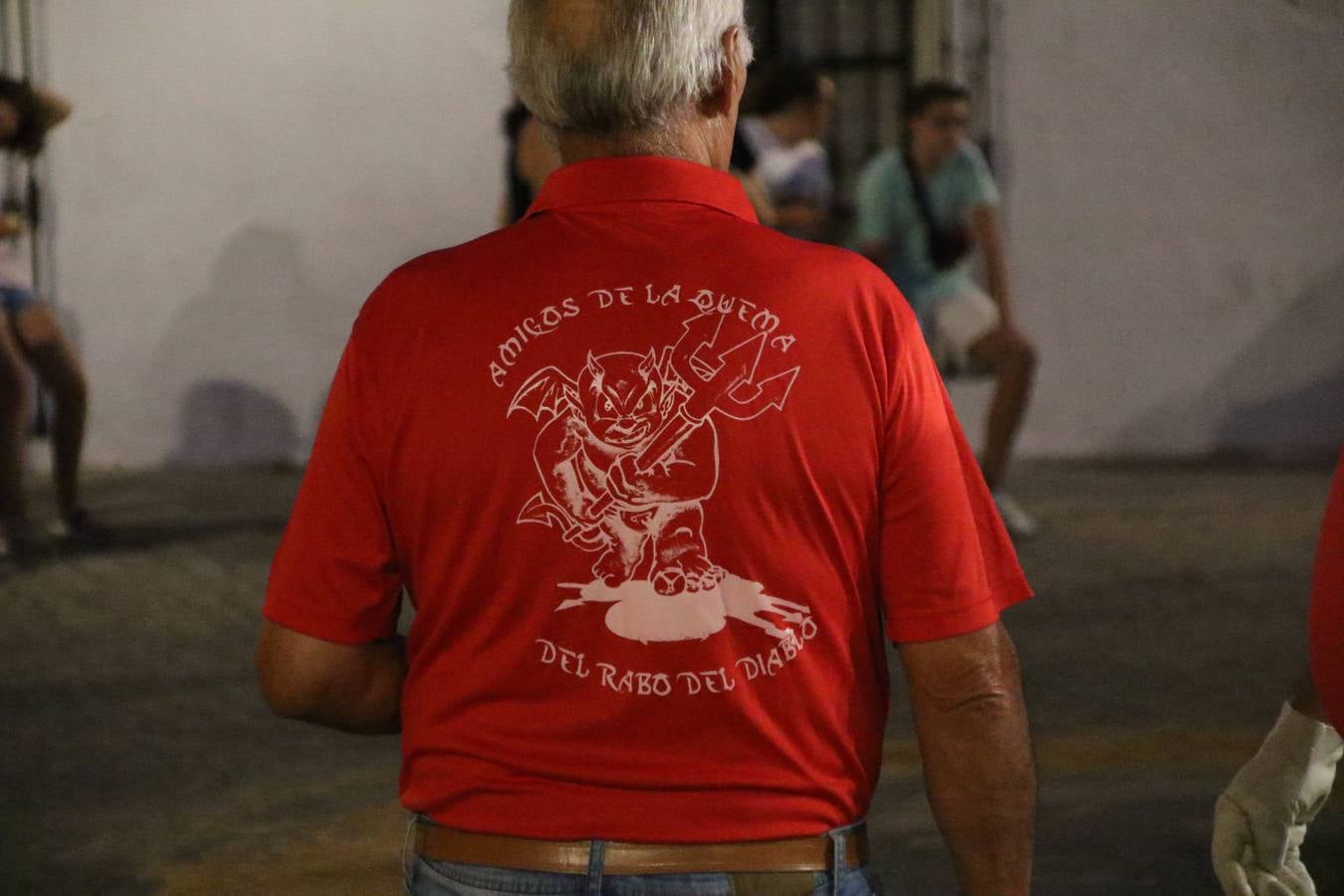 El Llano de Santa María volvió, ayer, a convertirse en el mejor escenario para la tradicional 'quema del rabo del diablo'. Una singular celebración que, en vísperas de la festividad de San Bartolomé, patrón de Jerez, tiene como protagonista al fuego como elemento purificador y está presidida por dos «monigotes» que representan al diablo y la diabla. Sobre el Llano de Santa María los 'Amigos de la quema del rabo del diablo' dispusieron hileras de pasto, formando cuadros, y terminados en un «rabo», a los que se les prendió fuego. Cuando las llamas comenzaron a extinguirse, pequeños y mayores saltaron por encima de ellas.