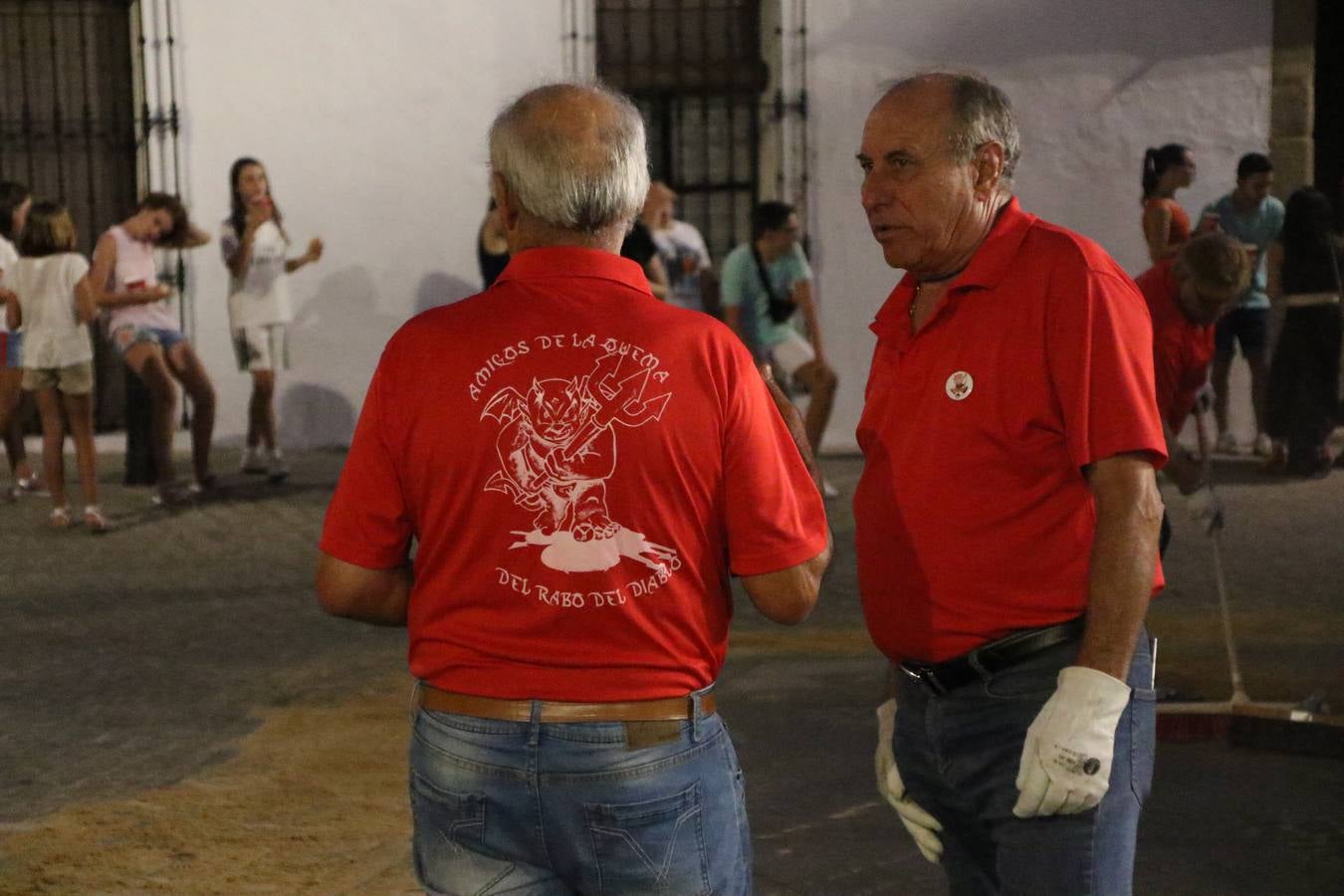 El Llano de Santa María volvió, ayer, a convertirse en el mejor escenario para la tradicional 'quema del rabo del diablo'. Una singular celebración que, en vísperas de la festividad de San Bartolomé, patrón de Jerez, tiene como protagonista al fuego como elemento purificador y está presidida por dos «monigotes» que representan al diablo y la diabla. Sobre el Llano de Santa María los 'Amigos de la quema del rabo del diablo' dispusieron hileras de pasto, formando cuadros, y terminados en un «rabo», a los que se les prendió fuego. Cuando las llamas comenzaron a extinguirse, pequeños y mayores saltaron por encima de ellas.