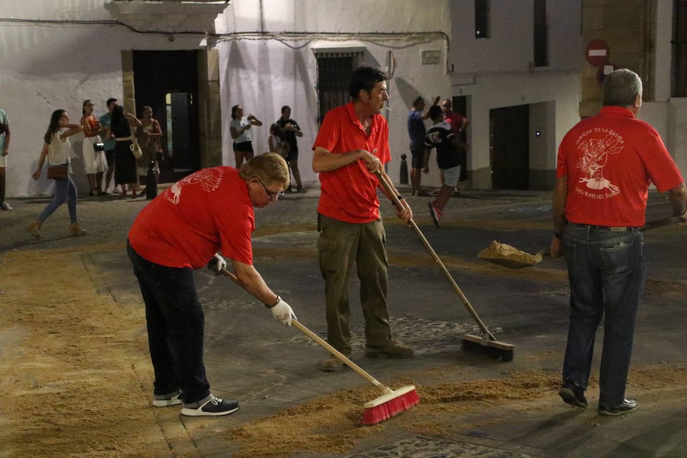 El Llano de Santa María volvió, ayer, a convertirse en el mejor escenario para la tradicional 'quema del rabo del diablo'. Una singular celebración que, en vísperas de la festividad de San Bartolomé, patrón de Jerez, tiene como protagonista al fuego como elemento purificador y está presidida por dos «monigotes» que representan al diablo y la diabla. Sobre el Llano de Santa María los 'Amigos de la quema del rabo del diablo' dispusieron hileras de pasto, formando cuadros, y terminados en un «rabo», a los que se les prendió fuego. Cuando las llamas comenzaron a extinguirse, pequeños y mayores saltaron por encima de ellas.
