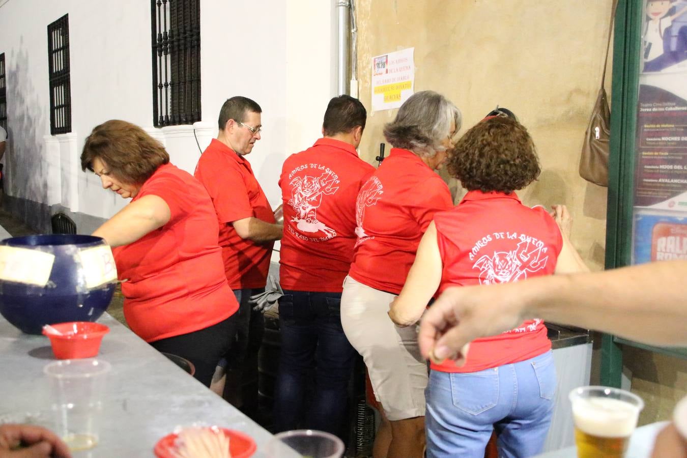 El Llano de Santa María volvió, ayer, a convertirse en el mejor escenario para la tradicional 'quema del rabo del diablo'. Una singular celebración que, en vísperas de la festividad de San Bartolomé, patrón de Jerez, tiene como protagonista al fuego como elemento purificador y está presidida por dos «monigotes» que representan al diablo y la diabla. Sobre el Llano de Santa María los 'Amigos de la quema del rabo del diablo' dispusieron hileras de pasto, formando cuadros, y terminados en un «rabo», a los que se les prendió fuego. Cuando las llamas comenzaron a extinguirse, pequeños y mayores saltaron por encima de ellas.