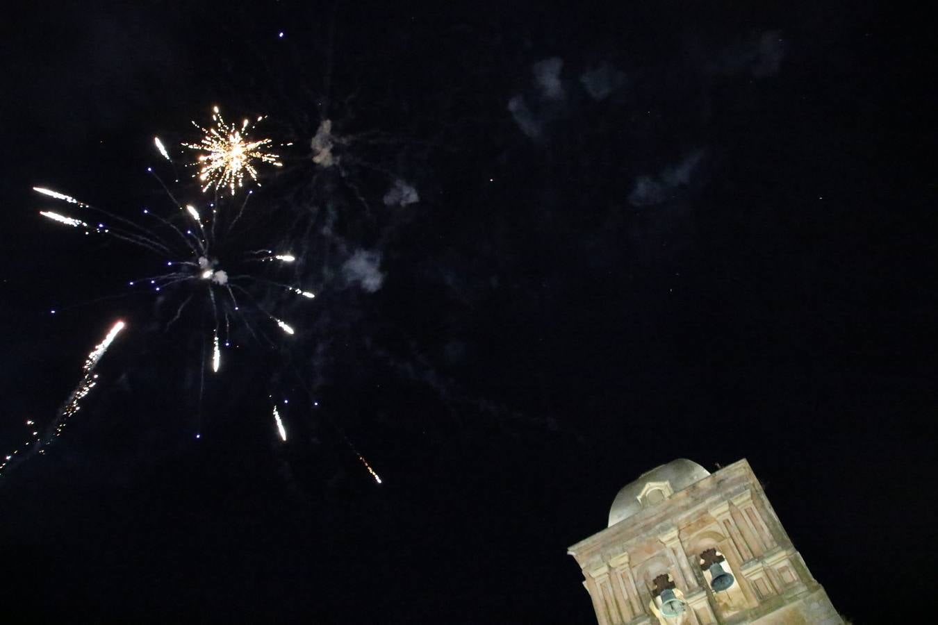 El Llano de Santa María volvió, ayer, a convertirse en el mejor escenario para la tradicional 'quema del rabo del diablo'. Una singular celebración que, en vísperas de la festividad de San Bartolomé, patrón de Jerez, tiene como protagonista al fuego como elemento purificador y está presidida por dos «monigotes» que representan al diablo y la diabla. Sobre el Llano de Santa María los 'Amigos de la quema del rabo del diablo' dispusieron hileras de pasto, formando cuadros, y terminados en un «rabo», a los que se les prendió fuego. Cuando las llamas comenzaron a extinguirse, pequeños y mayores saltaron por encima de ellas.