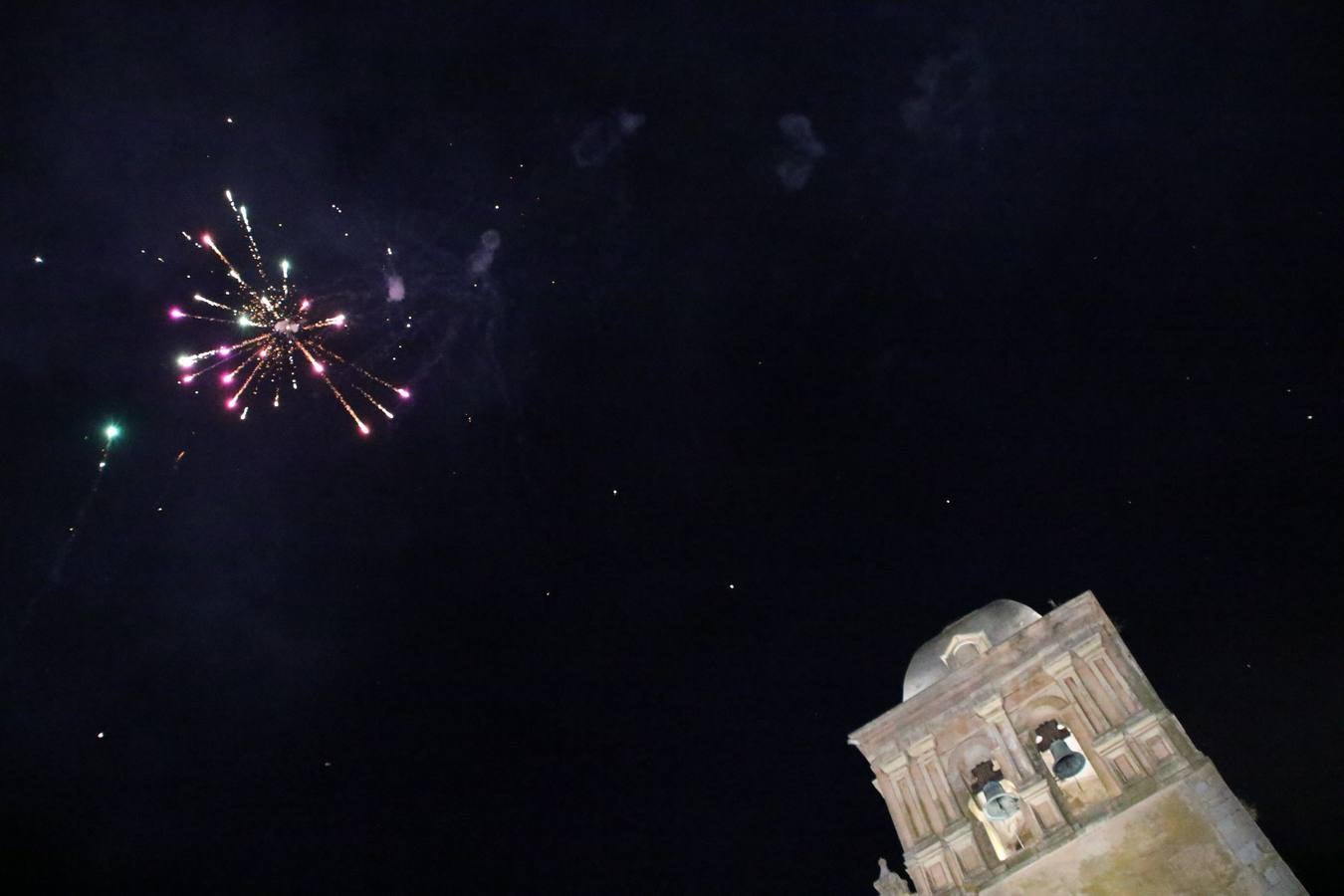 El Llano de Santa María volvió, ayer, a convertirse en el mejor escenario para la tradicional 'quema del rabo del diablo'. Una singular celebración que, en vísperas de la festividad de San Bartolomé, patrón de Jerez, tiene como protagonista al fuego como elemento purificador y está presidida por dos «monigotes» que representan al diablo y la diabla. Sobre el Llano de Santa María los 'Amigos de la quema del rabo del diablo' dispusieron hileras de pasto, formando cuadros, y terminados en un «rabo», a los que se les prendió fuego. Cuando las llamas comenzaron a extinguirse, pequeños y mayores saltaron por encima de ellas.