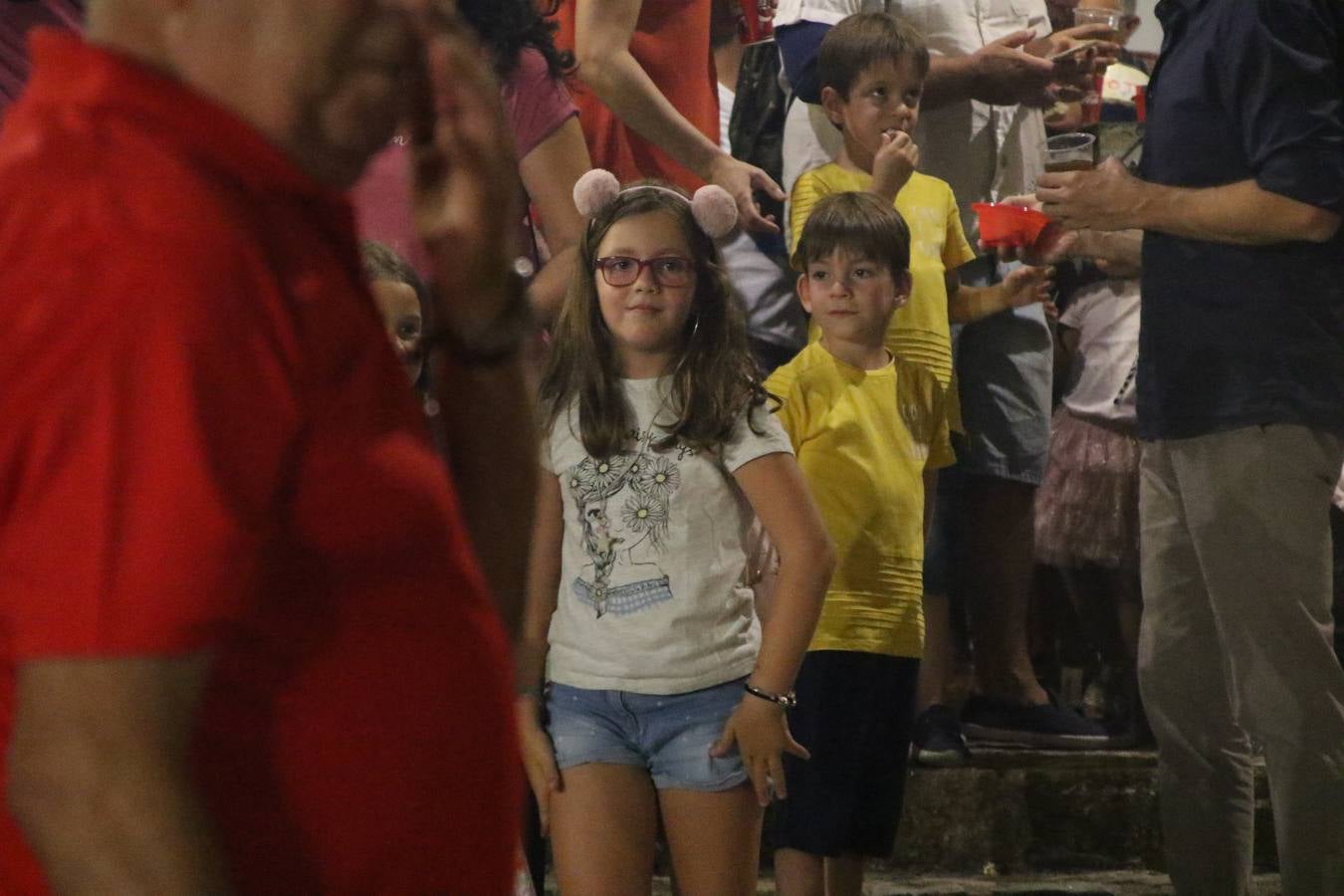 El Llano de Santa María volvió, ayer, a convertirse en el mejor escenario para la tradicional 'quema del rabo del diablo'. Una singular celebración que, en vísperas de la festividad de San Bartolomé, patrón de Jerez, tiene como protagonista al fuego como elemento purificador y está presidida por dos «monigotes» que representan al diablo y la diabla. Sobre el Llano de Santa María los 'Amigos de la quema del rabo del diablo' dispusieron hileras de pasto, formando cuadros, y terminados en un «rabo», a los que se les prendió fuego. Cuando las llamas comenzaron a extinguirse, pequeños y mayores saltaron por encima de ellas.