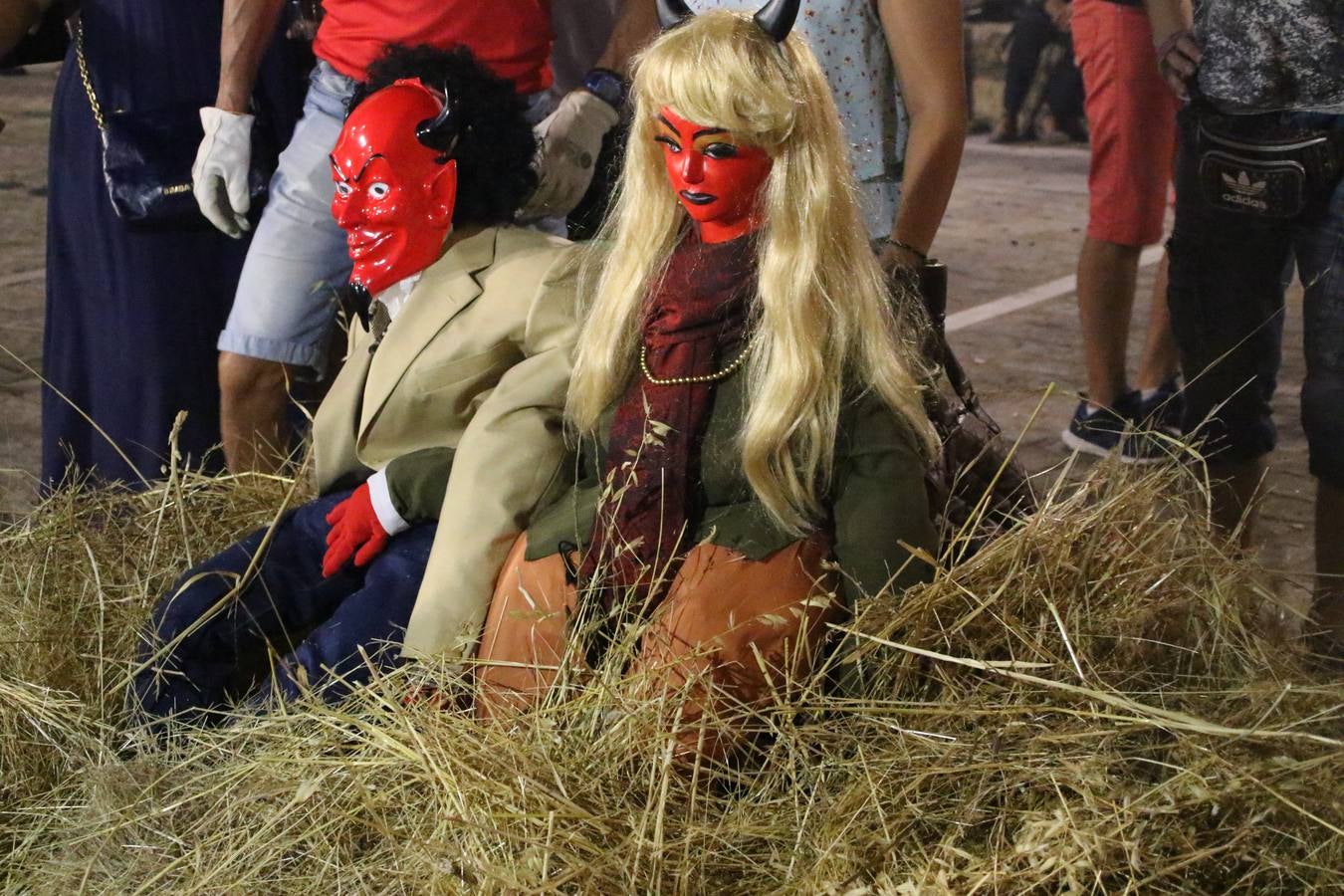 El Llano de Santa María volvió, ayer, a convertirse en el mejor escenario para la tradicional 'quema del rabo del diablo'. Una singular celebración que, en vísperas de la festividad de San Bartolomé, patrón de Jerez, tiene como protagonista al fuego como elemento purificador y está presidida por dos «monigotes» que representan al diablo y la diabla. Sobre el Llano de Santa María los 'Amigos de la quema del rabo del diablo' dispusieron hileras de pasto, formando cuadros, y terminados en un «rabo», a los que se les prendió fuego. Cuando las llamas comenzaron a extinguirse, pequeños y mayores saltaron por encima de ellas.