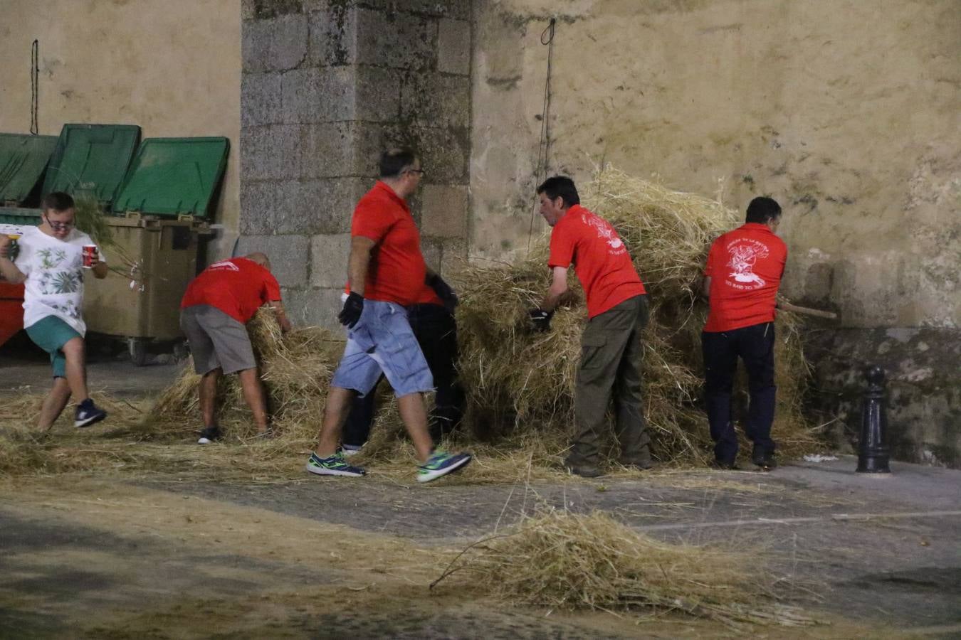 El Llano de Santa María volvió, ayer, a convertirse en el mejor escenario para la tradicional 'quema del rabo del diablo'. Una singular celebración que, en vísperas de la festividad de San Bartolomé, patrón de Jerez, tiene como protagonista al fuego como elemento purificador y está presidida por dos «monigotes» que representan al diablo y la diabla. Sobre el Llano de Santa María los 'Amigos de la quema del rabo del diablo' dispusieron hileras de pasto, formando cuadros, y terminados en un «rabo», a los que se les prendió fuego. Cuando las llamas comenzaron a extinguirse, pequeños y mayores saltaron por encima de ellas.