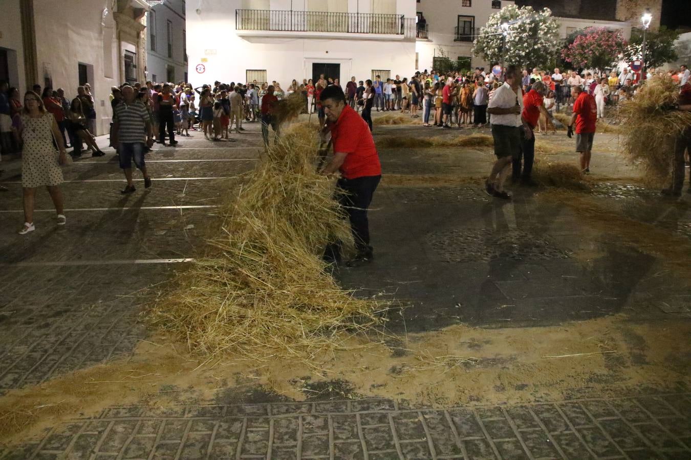 El Llano de Santa María volvió, ayer, a convertirse en el mejor escenario para la tradicional 'quema del rabo del diablo'. Una singular celebración que, en vísperas de la festividad de San Bartolomé, patrón de Jerez, tiene como protagonista al fuego como elemento purificador y está presidida por dos «monigotes» que representan al diablo y la diabla. Sobre el Llano de Santa María los 'Amigos de la quema del rabo del diablo' dispusieron hileras de pasto, formando cuadros, y terminados en un «rabo», a los que se les prendió fuego. Cuando las llamas comenzaron a extinguirse, pequeños y mayores saltaron por encima de ellas.